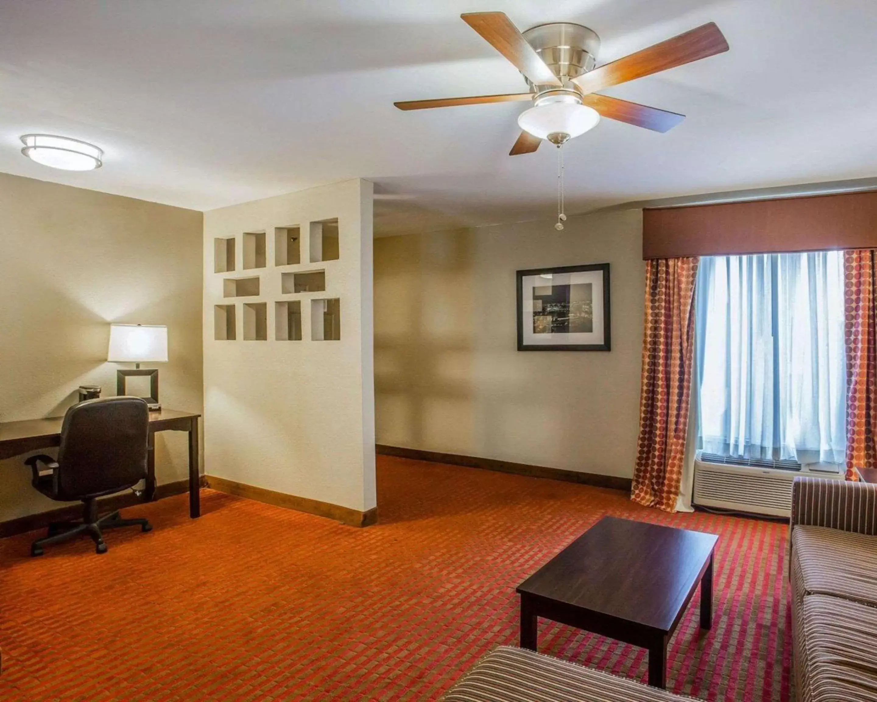 Photo of the whole room, TV/Entertainment Center in Quality Suites Nashville Airport