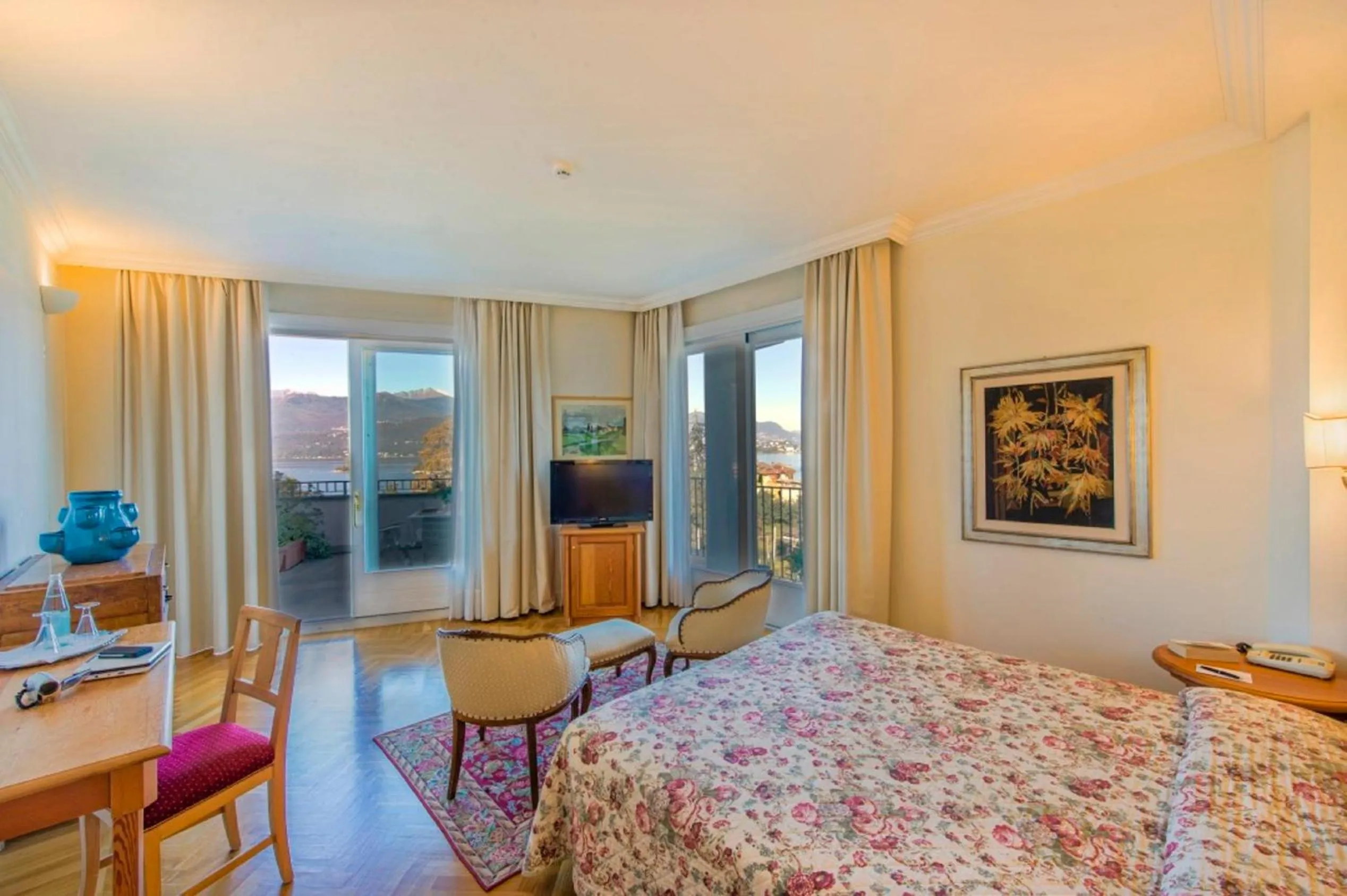 Lake view, Bed in Hotel Royal