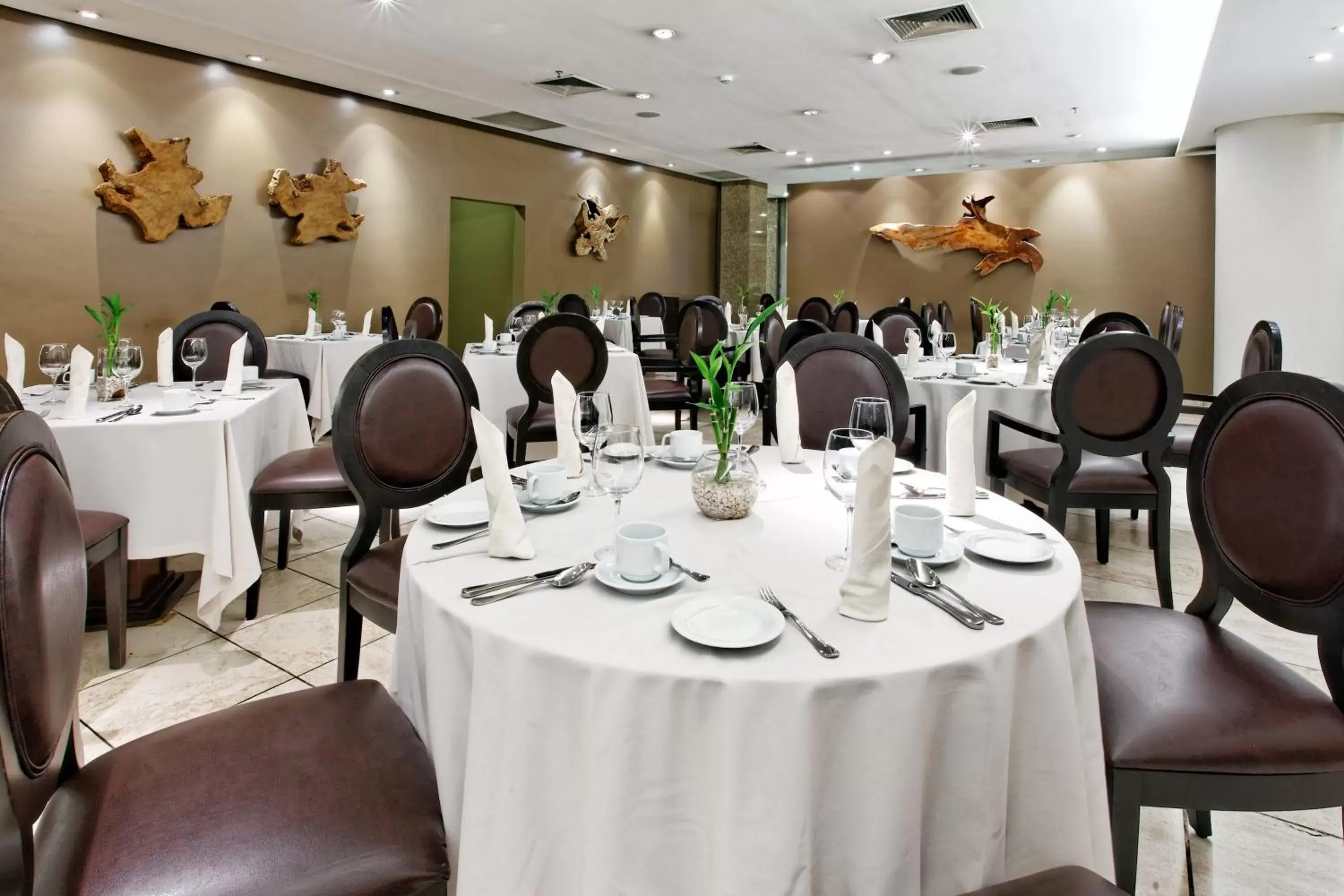 Meeting/conference room, Restaurant/Places to Eat in Crowne Plaza Asunción, an IHG Hotel