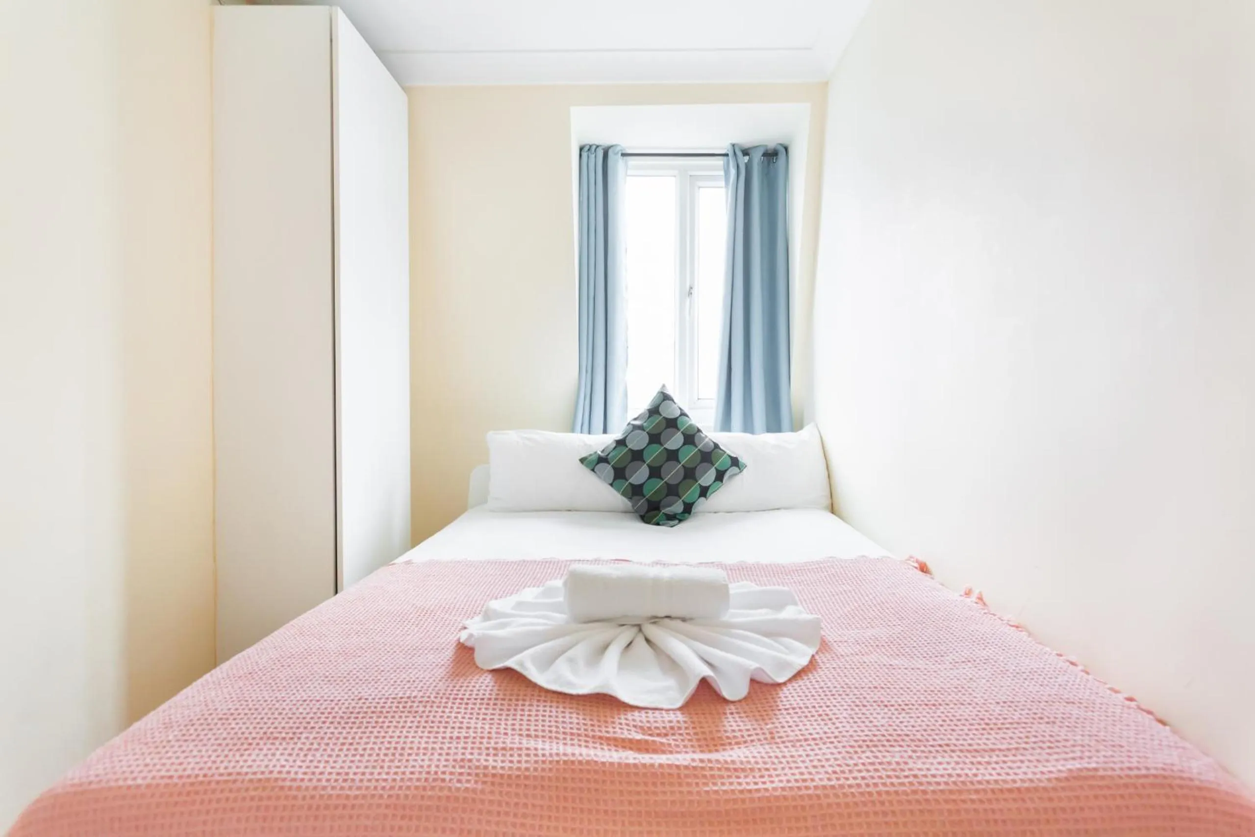 Bedroom, Bed in Kings Cross Apartment