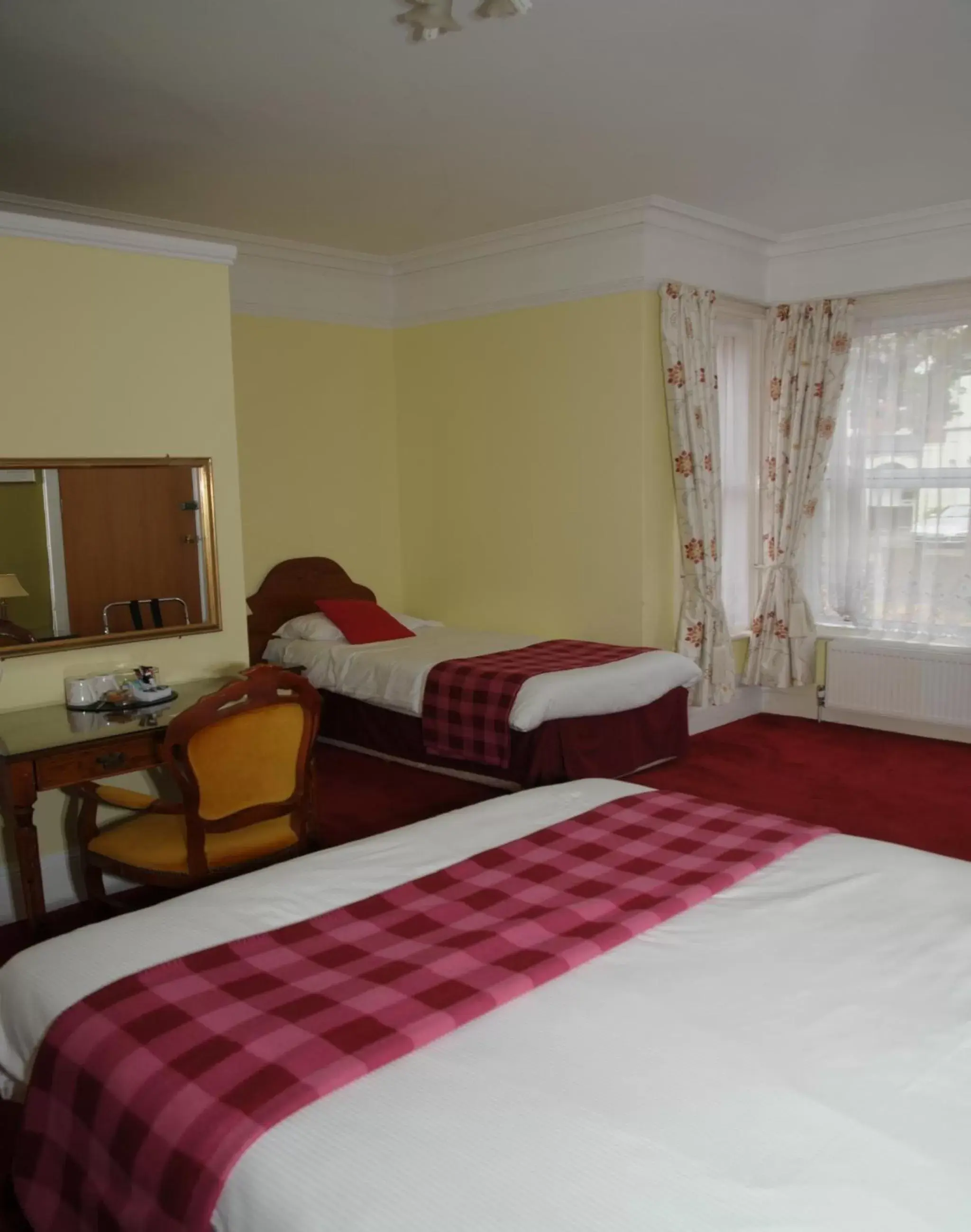Bedroom, Bed in Wimblehurst Hotel
