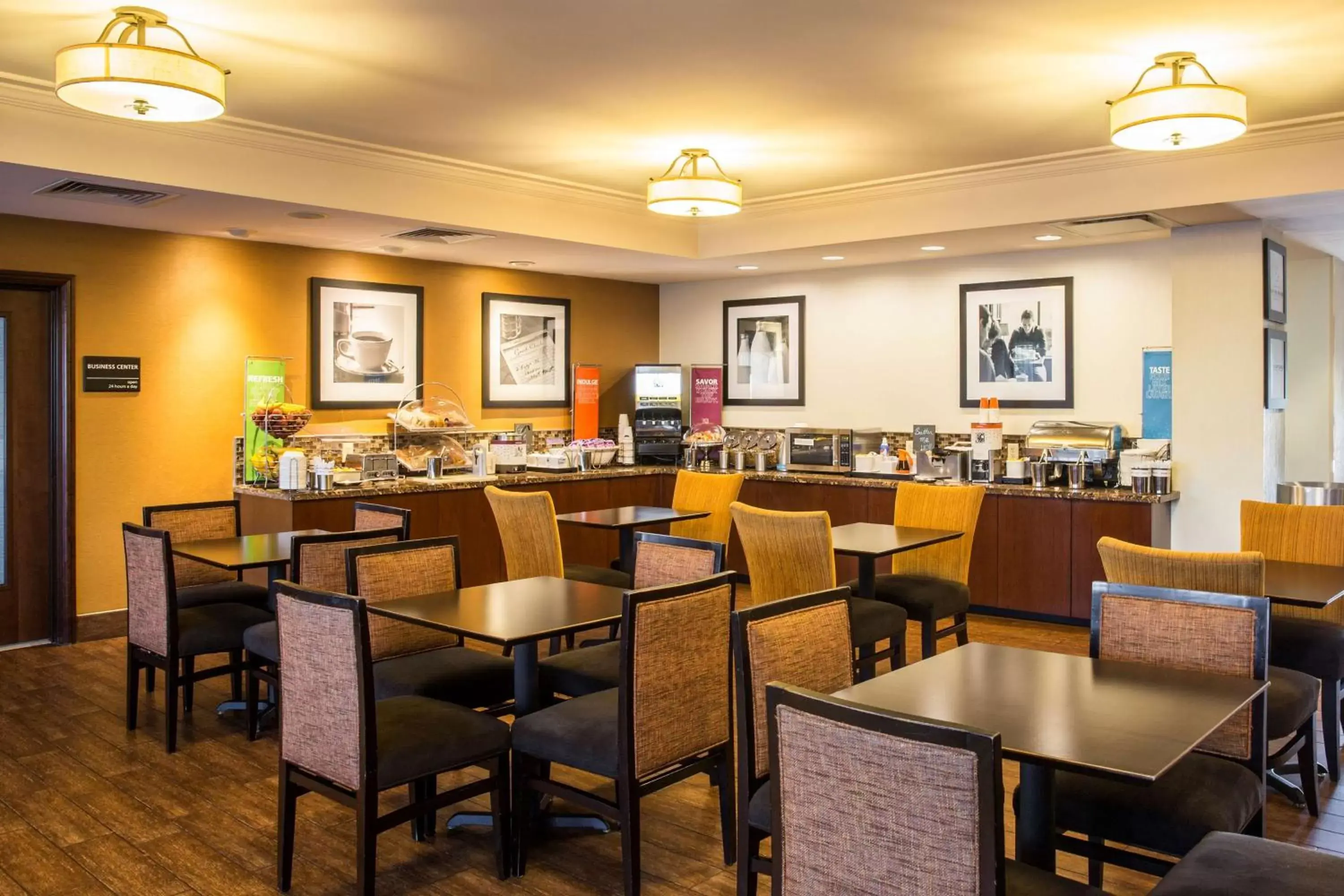 Dining area, Restaurant/Places to Eat in Hampton Inn Philadelphia-Airport