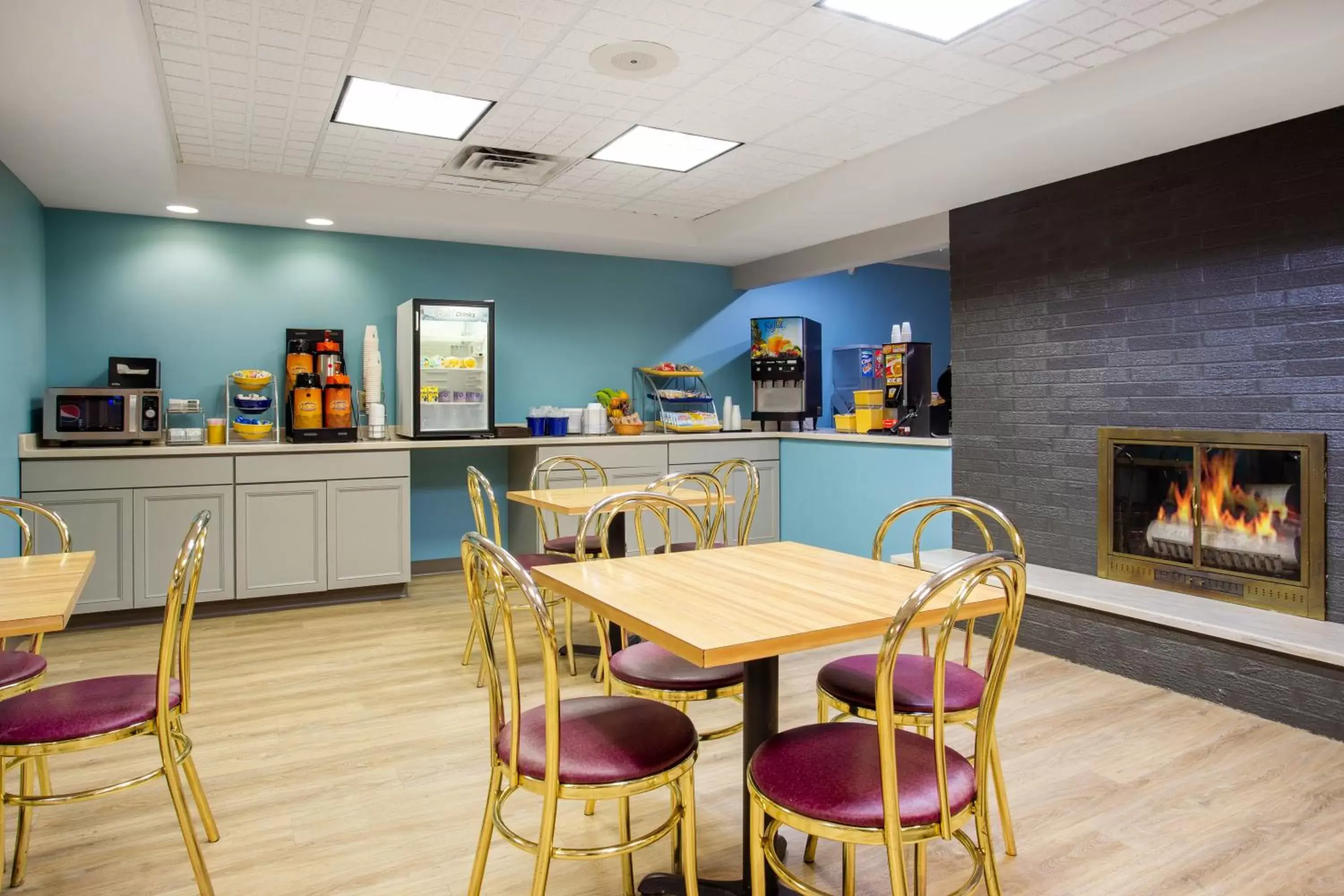 Dining area, Restaurant/Places to Eat in Days Inn by Wyndham Marquette