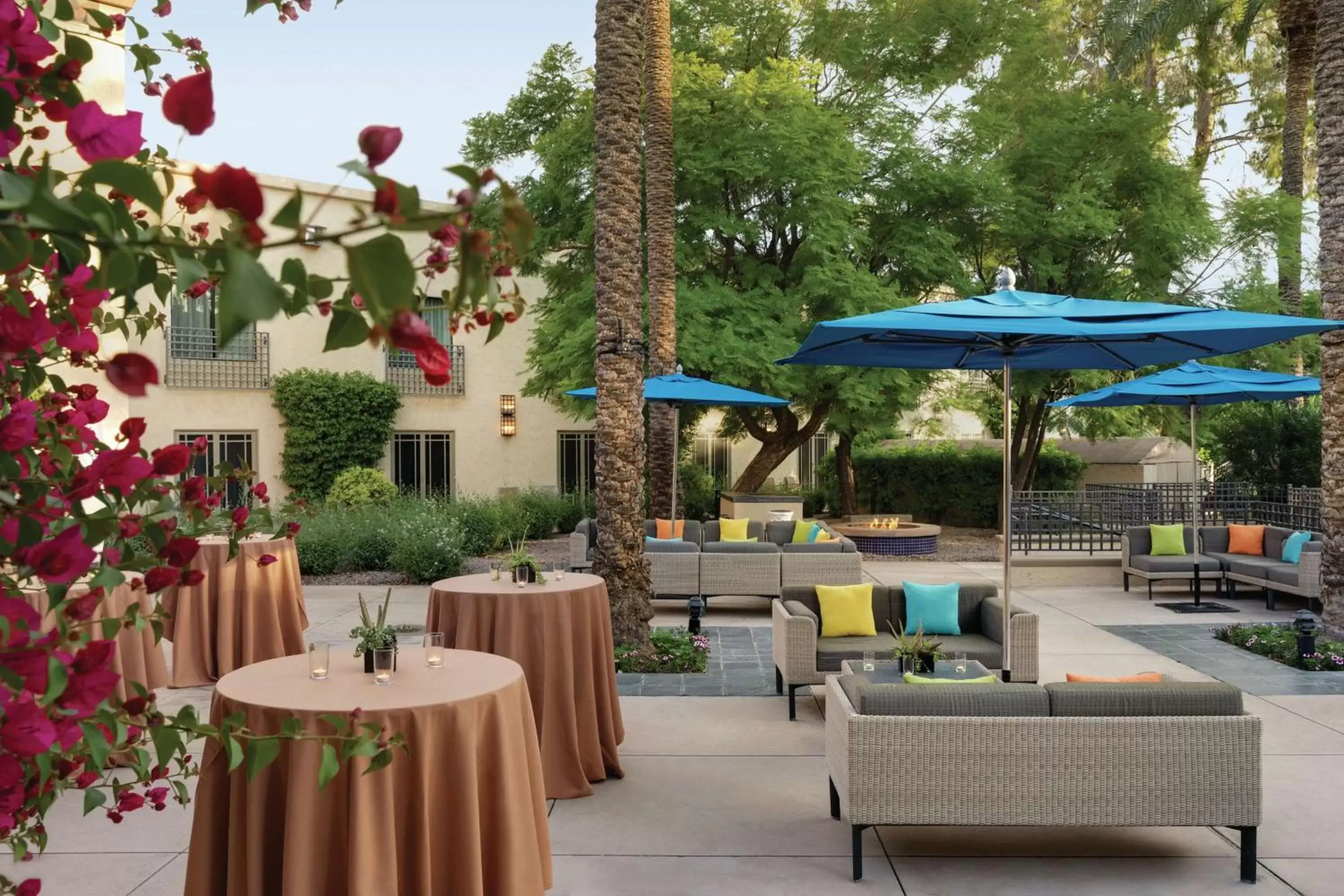 Patio, Restaurant/Places to Eat in Hilton Scottsdale Resort & Villas