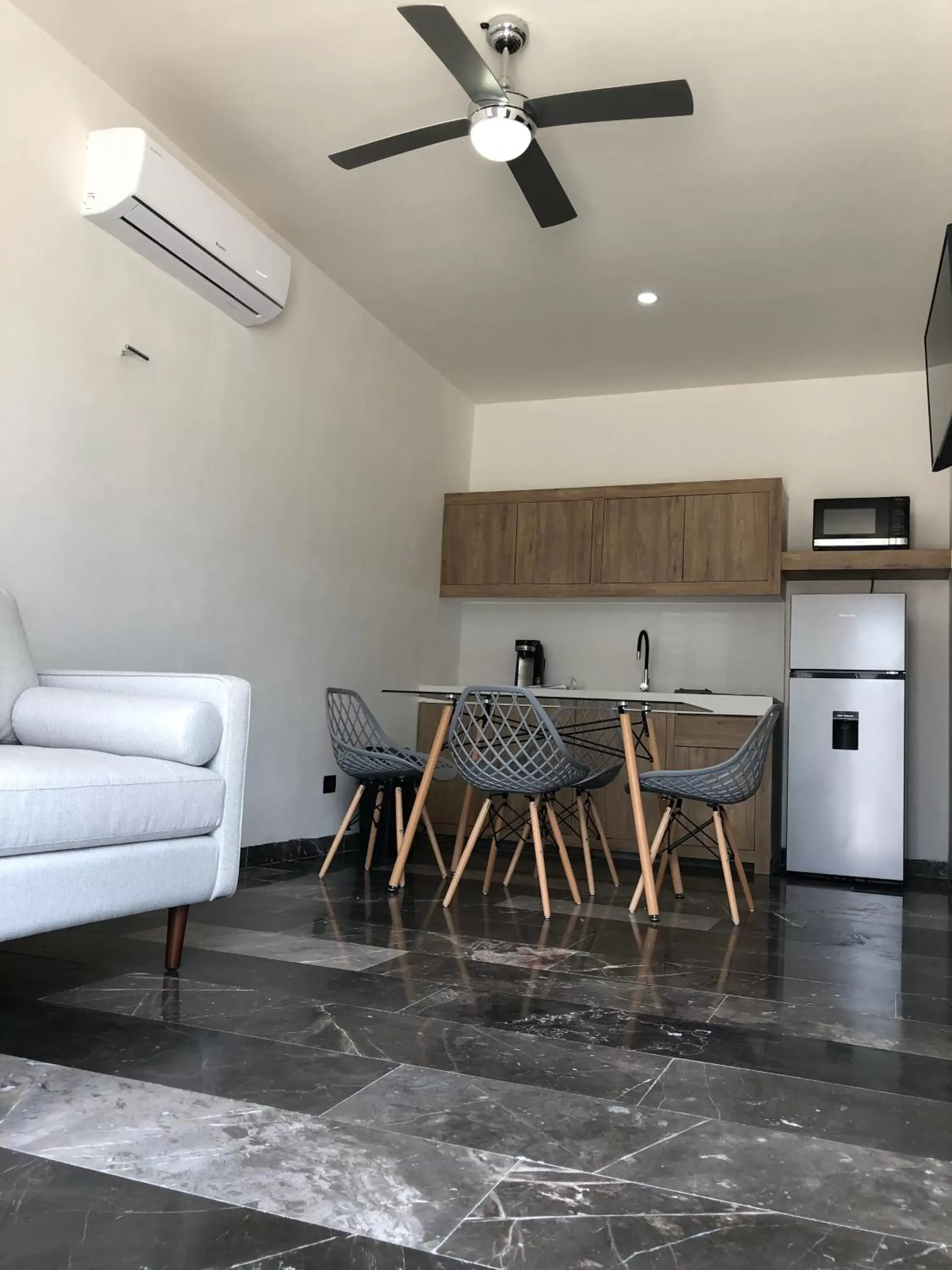 Kitchen or kitchenette, Dining Area in Hotel Suites La Negra Boutique