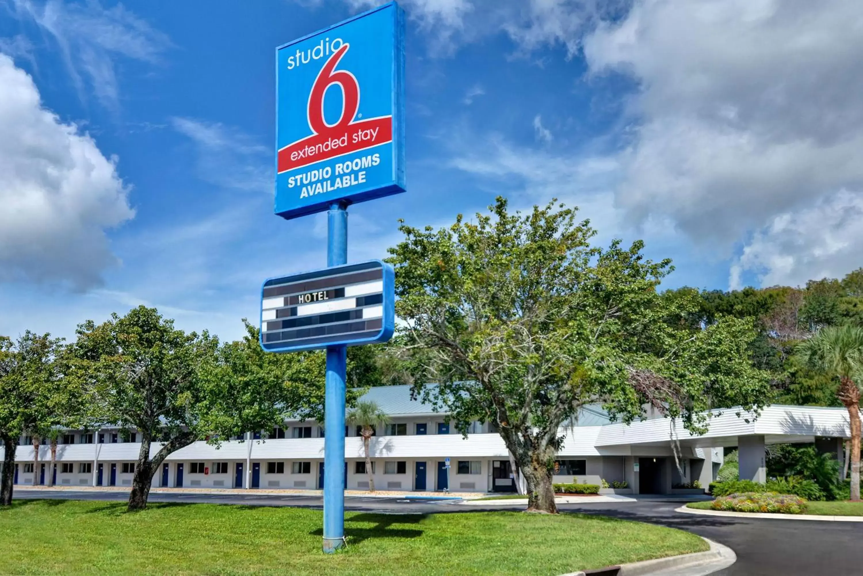 Property building in Studio 6-Jacksonville, FL - Baymeadows Property building in Studio 6-Jacksonville, FL - Baymeadows