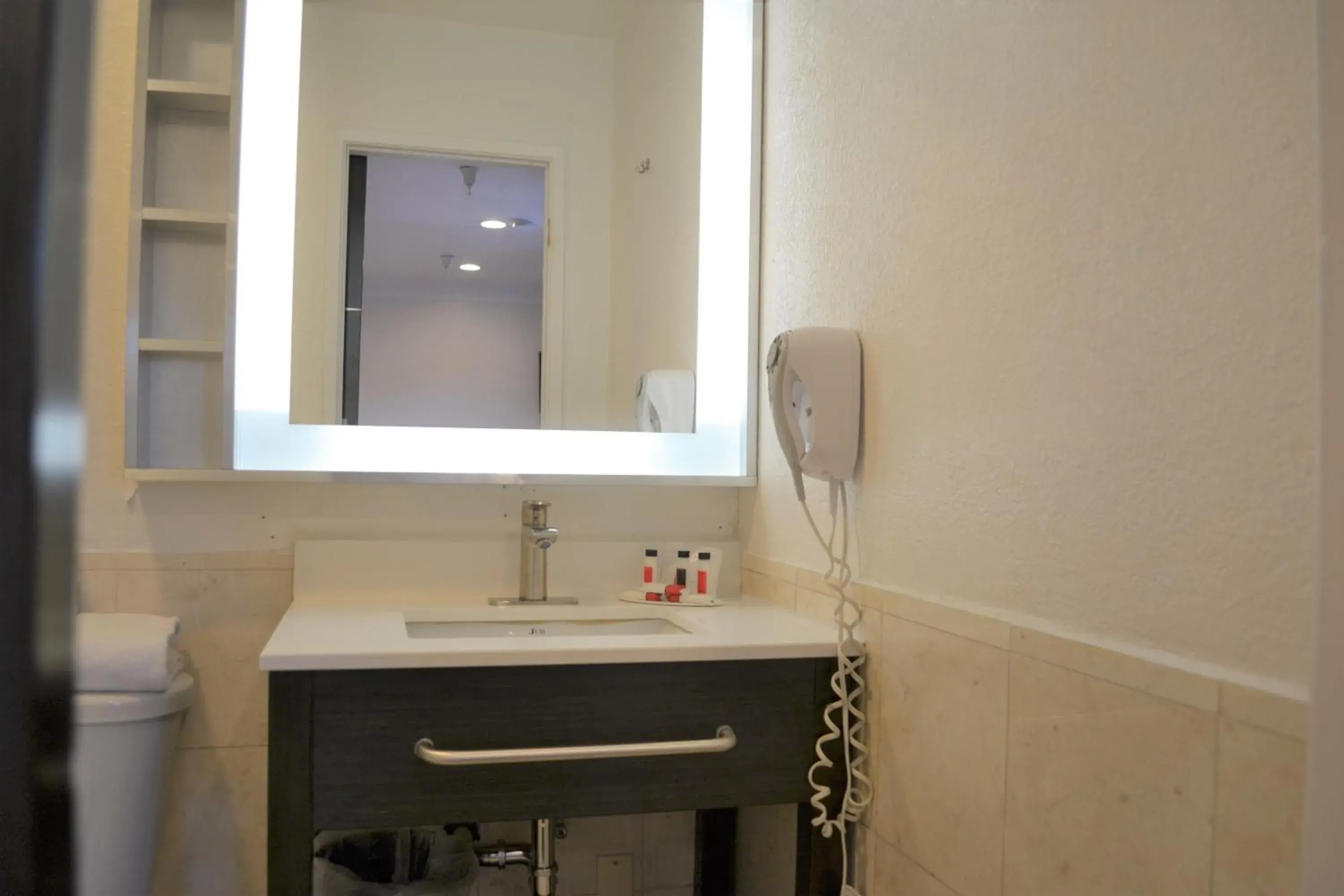 Bathroom in Signature Inn San Francisco Marina District