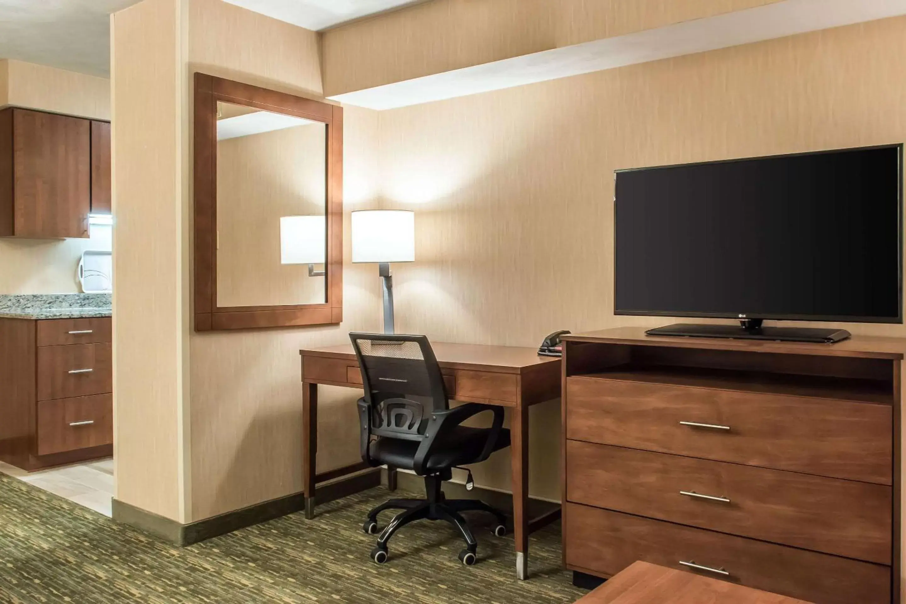 Photo of the whole room, TV/Entertainment Center in Quality Inn Bedford