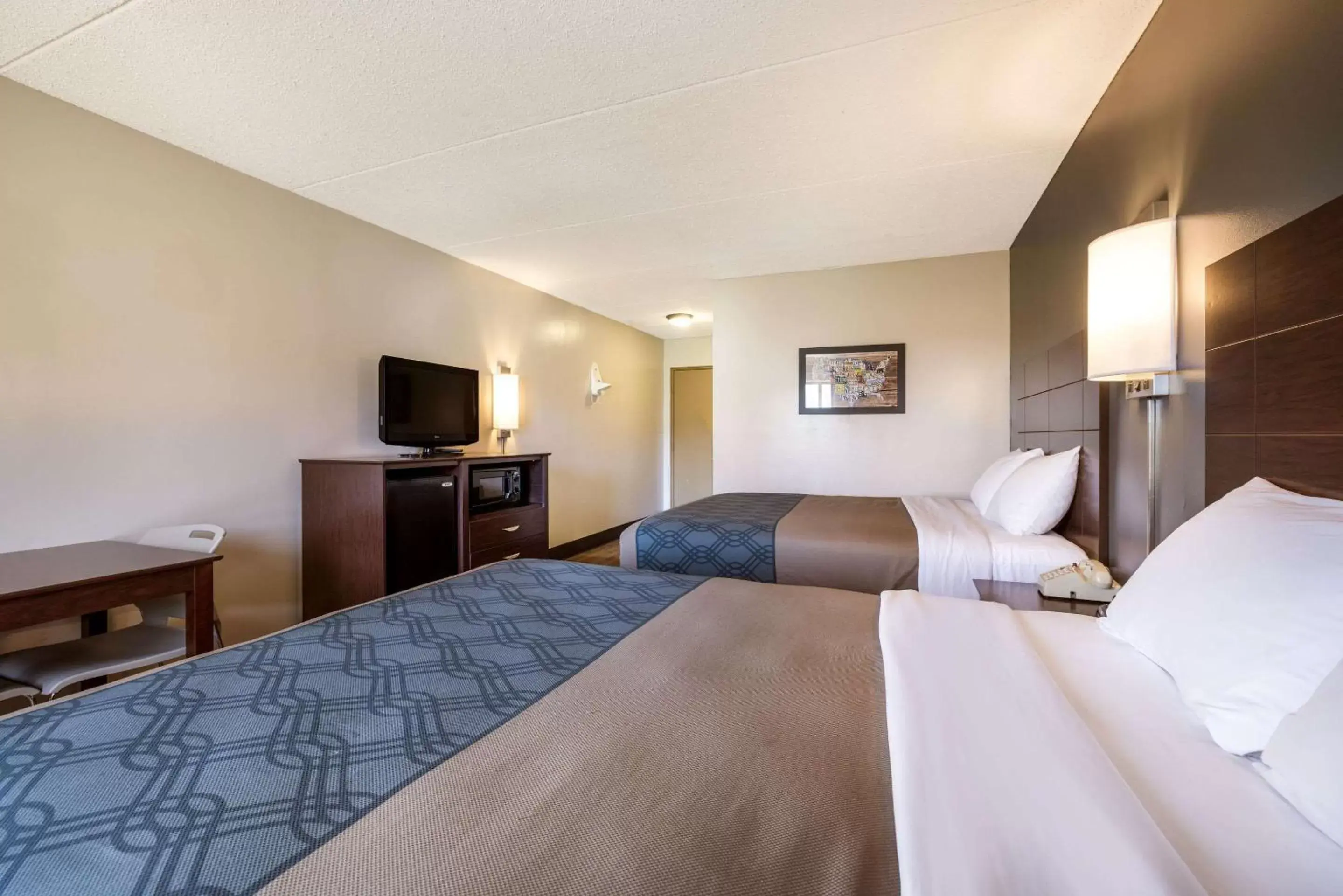 Bedroom, Bed in Econo Lodge Darien Lakes