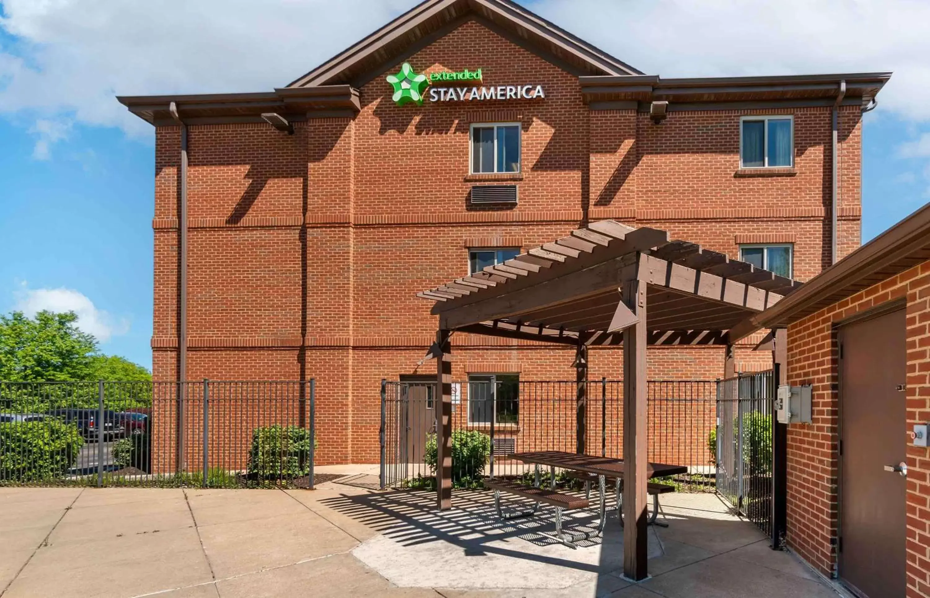 Property Building in Extended Stay America Suites - St Louis - Earth City