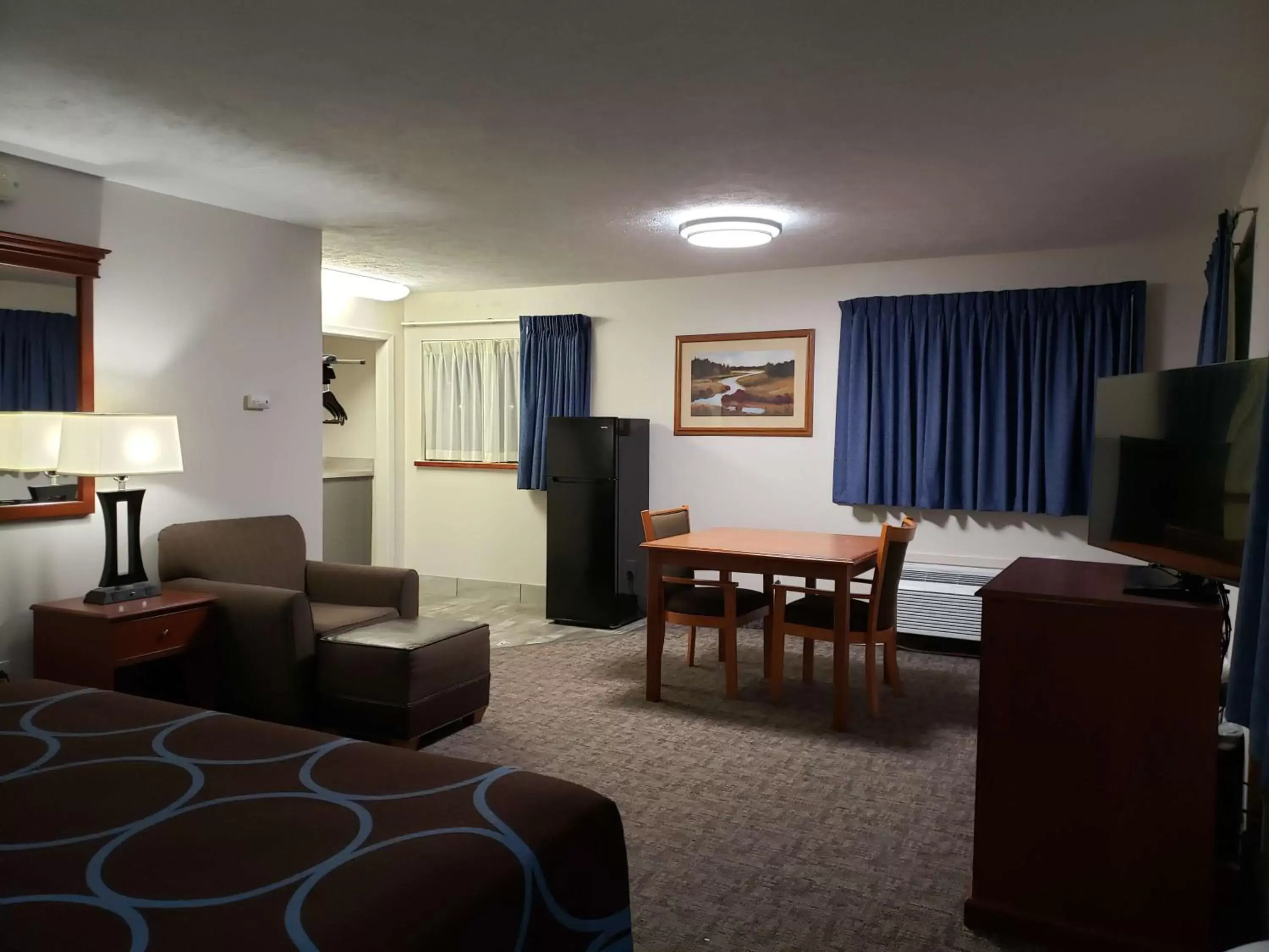 Bedroom, Seating Area in SureStay Plus Hotel by Best Western Grand Island