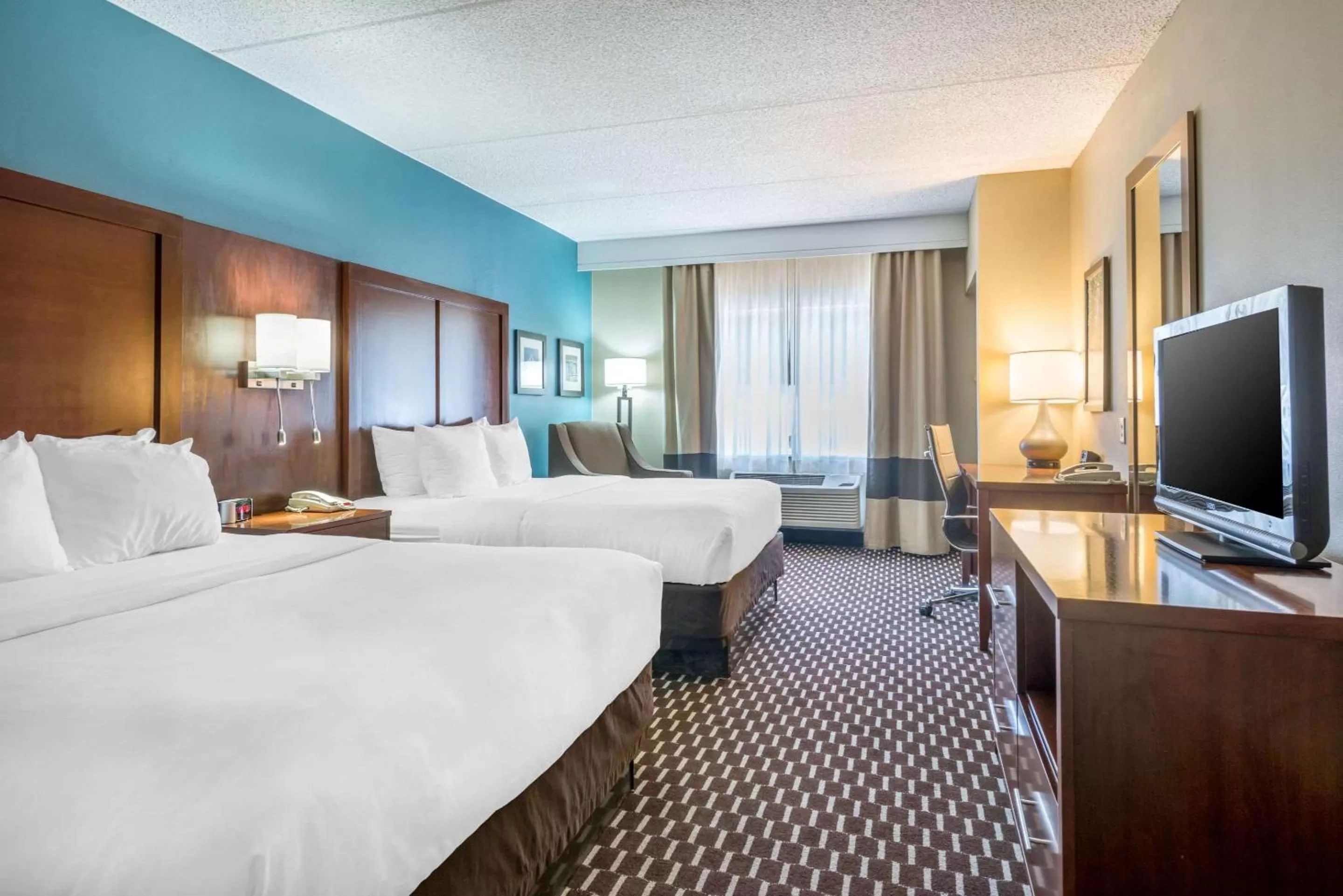 Queen Suite with Balcony in Villa Victor, Ascend Hotel Collection