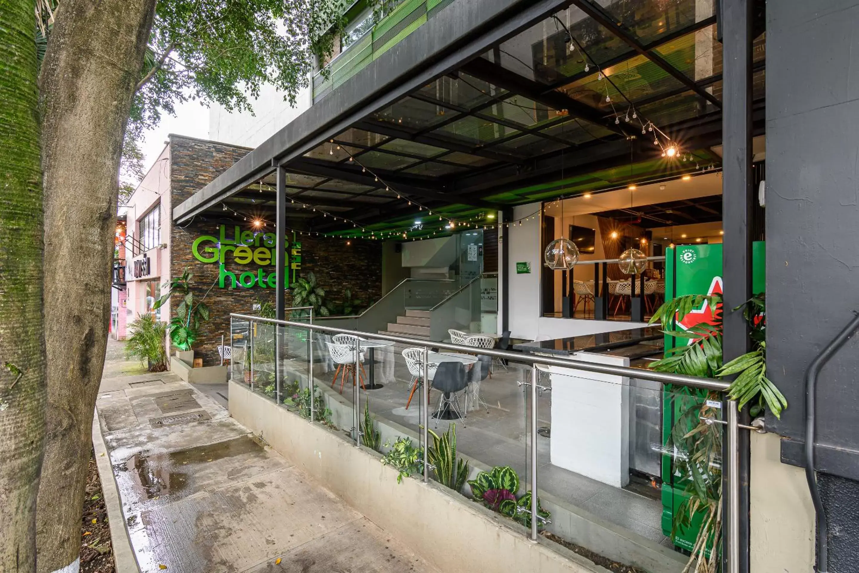 Facade/entrance in Lleras Green Hotel