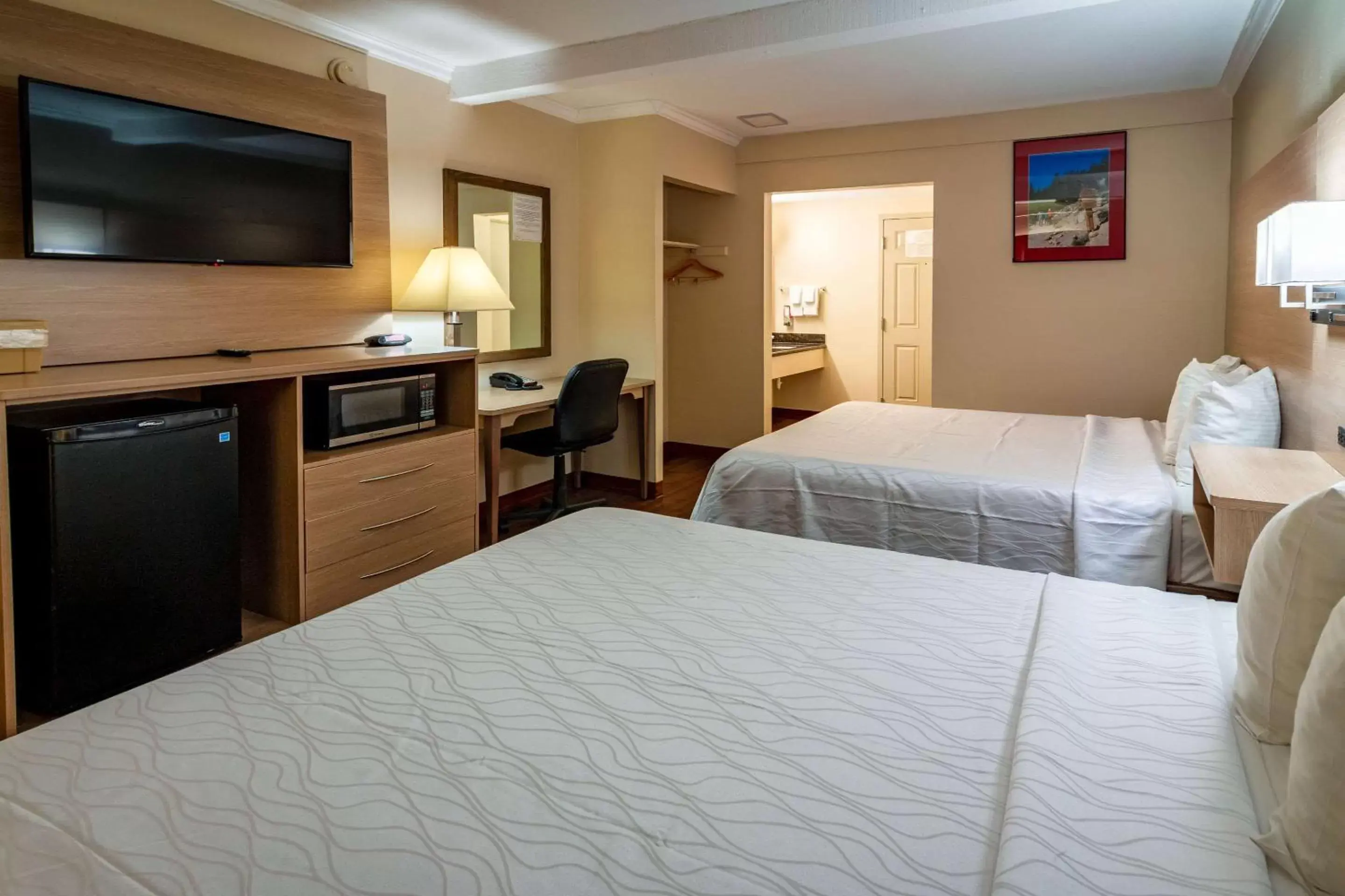 TV and multimedia, Bed in Quality Inn Bishop near Mammoth