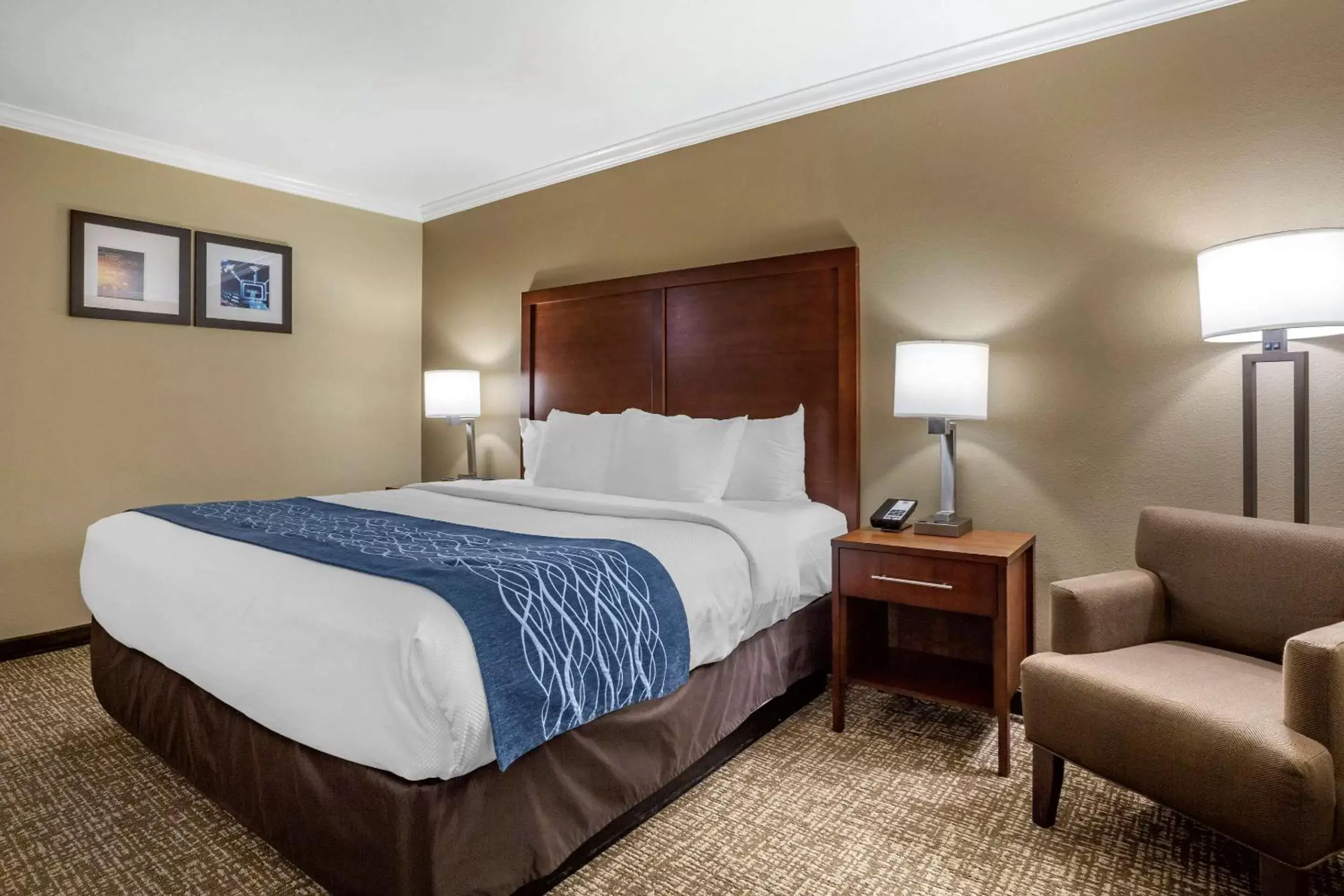 Photo of the whole room, Bed in Comfort Inn Sunnyvale – Silicon Valley