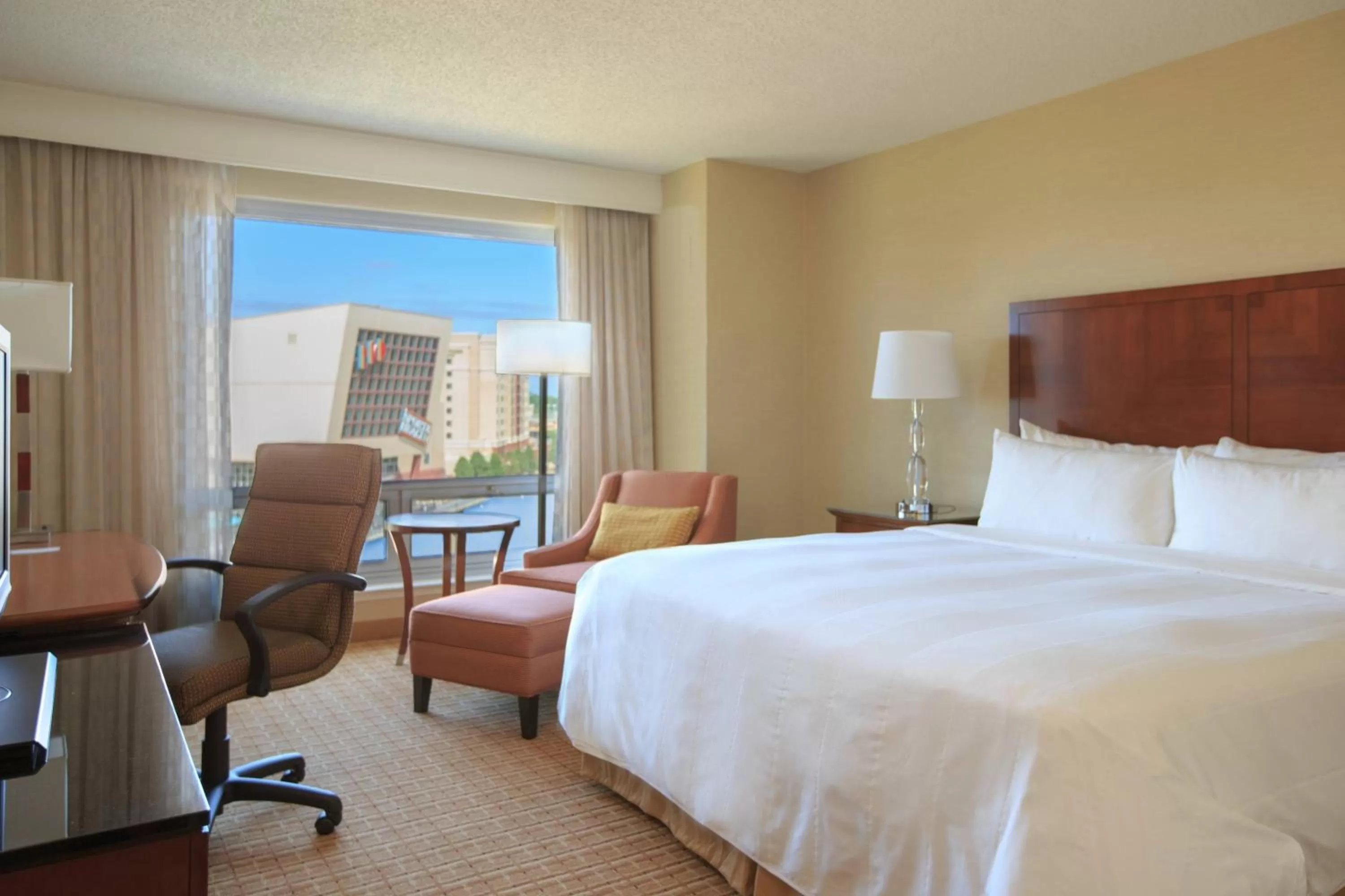 Photo of the whole room, Bed in Gaithersburg Marriott Washingtonian Center