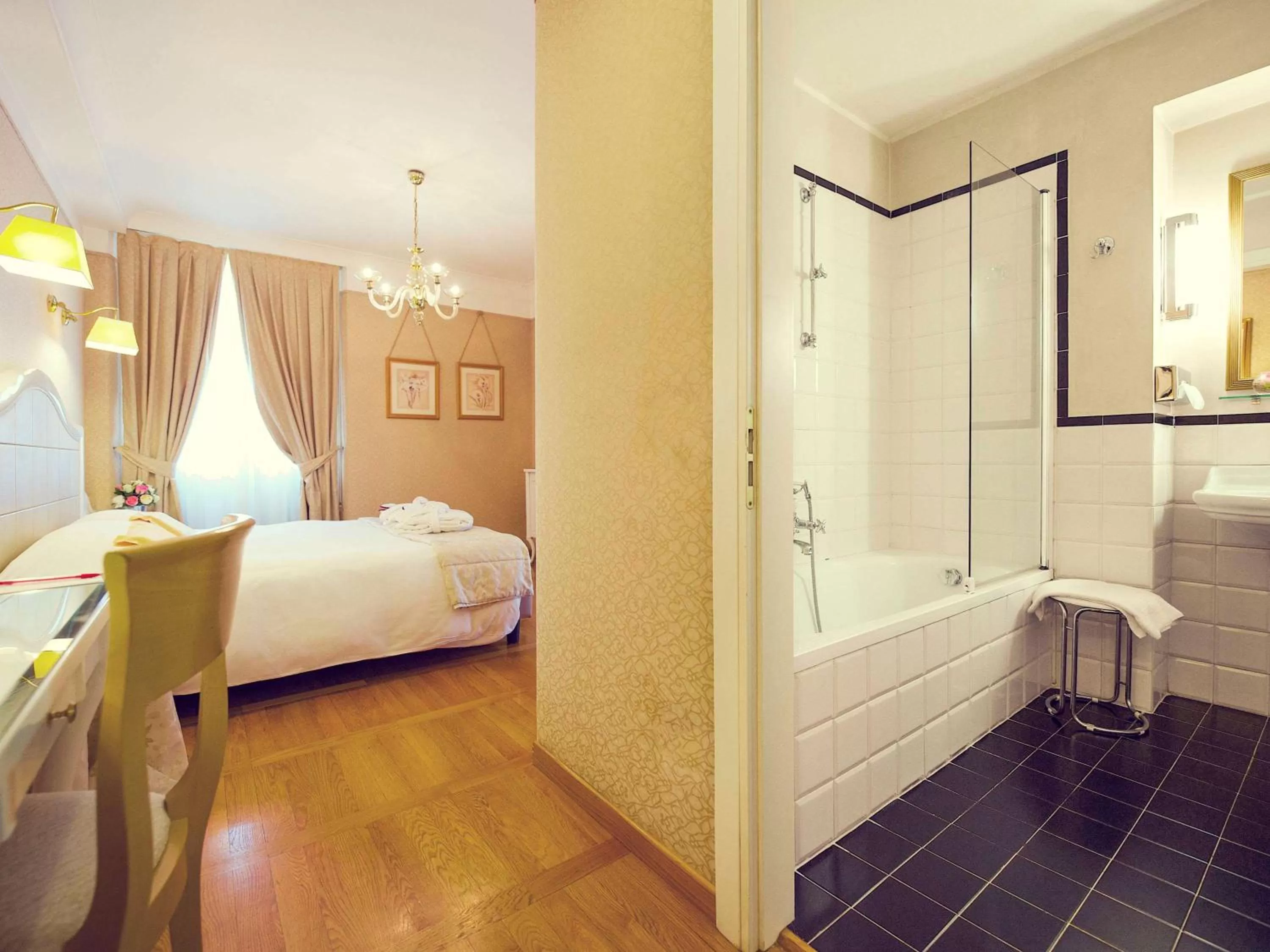 Photo of the whole room, Bed in Hotel Mercure Milano Centro