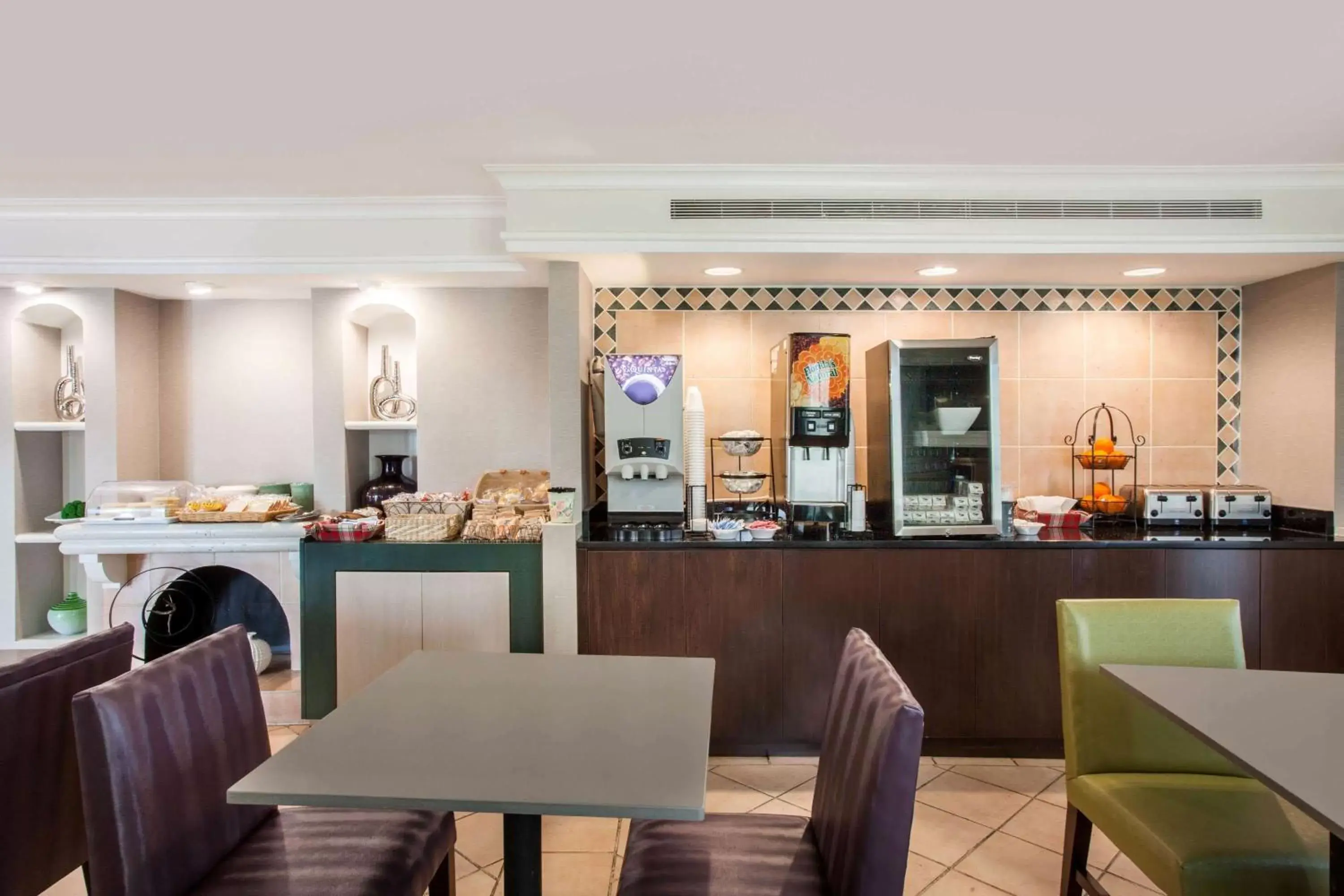 Restaurant/Places to Eat in La Quinta Inn by Wyndham Fort Myers Central