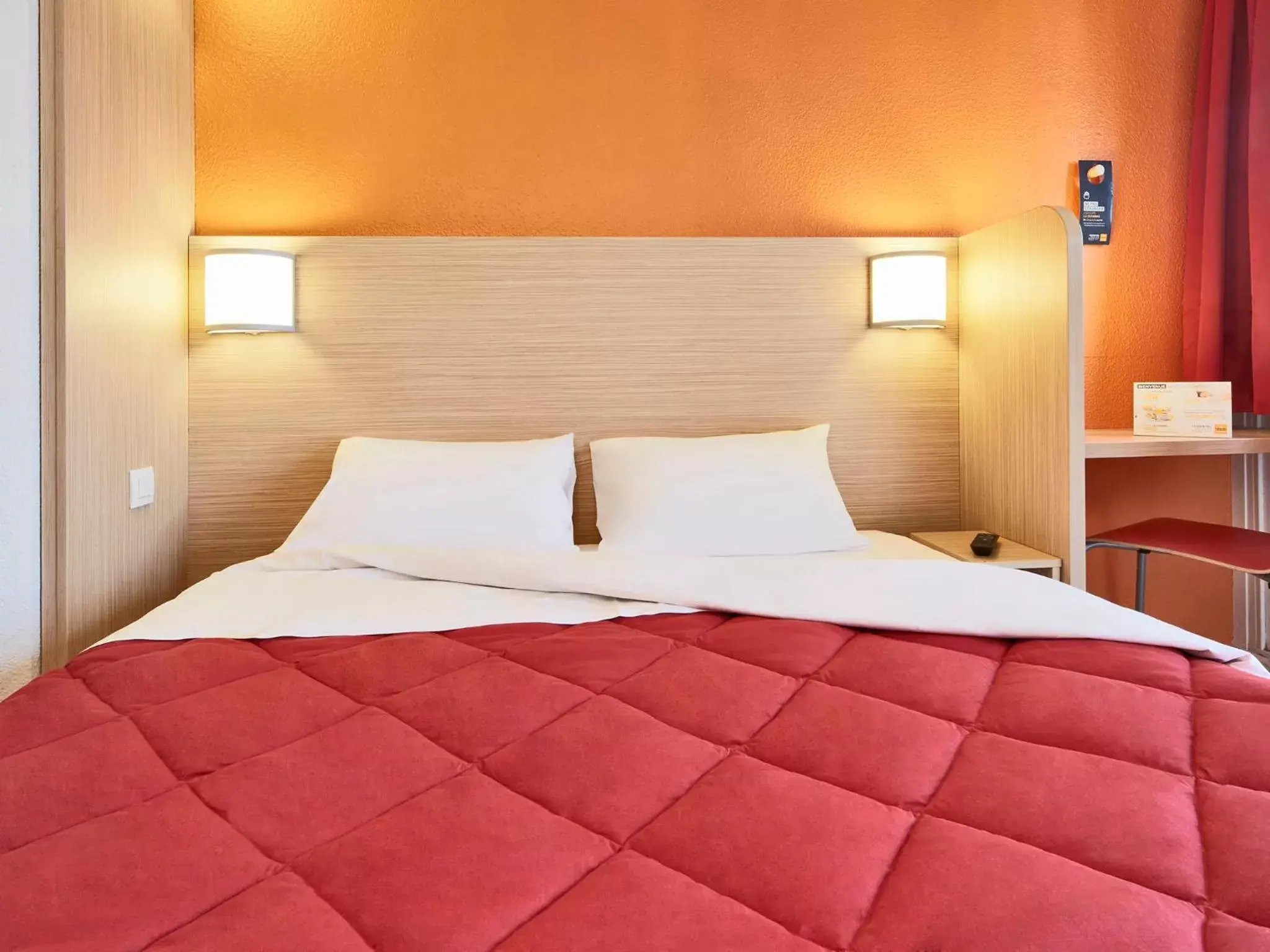 Bedroom, Bed in Premiere Classe Dijon Sud - Marsannay