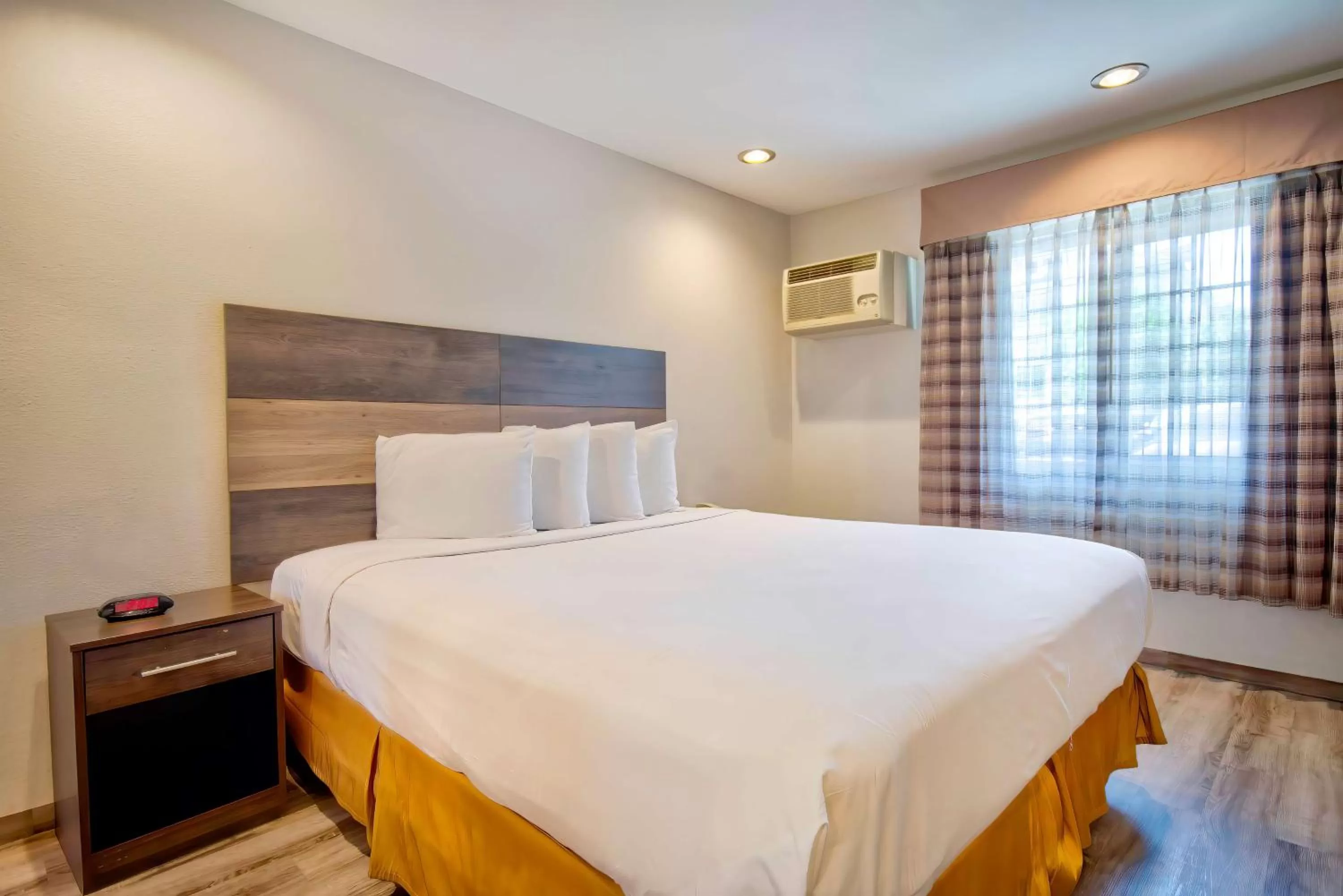 Bedroom, Bed in Studio 6 Rosemead, CA