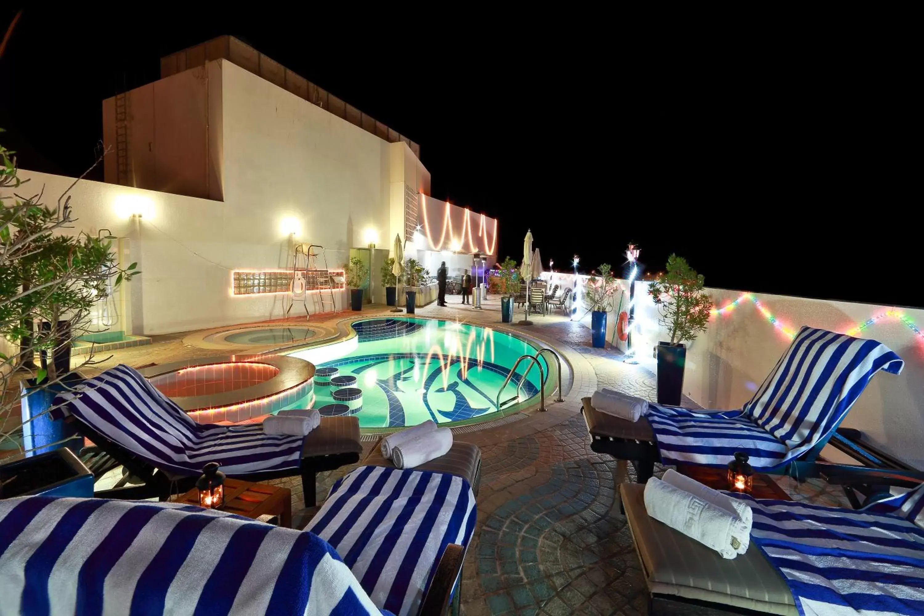Hot Tub, Swimming Pool in Howard Johnson Bur Dubai