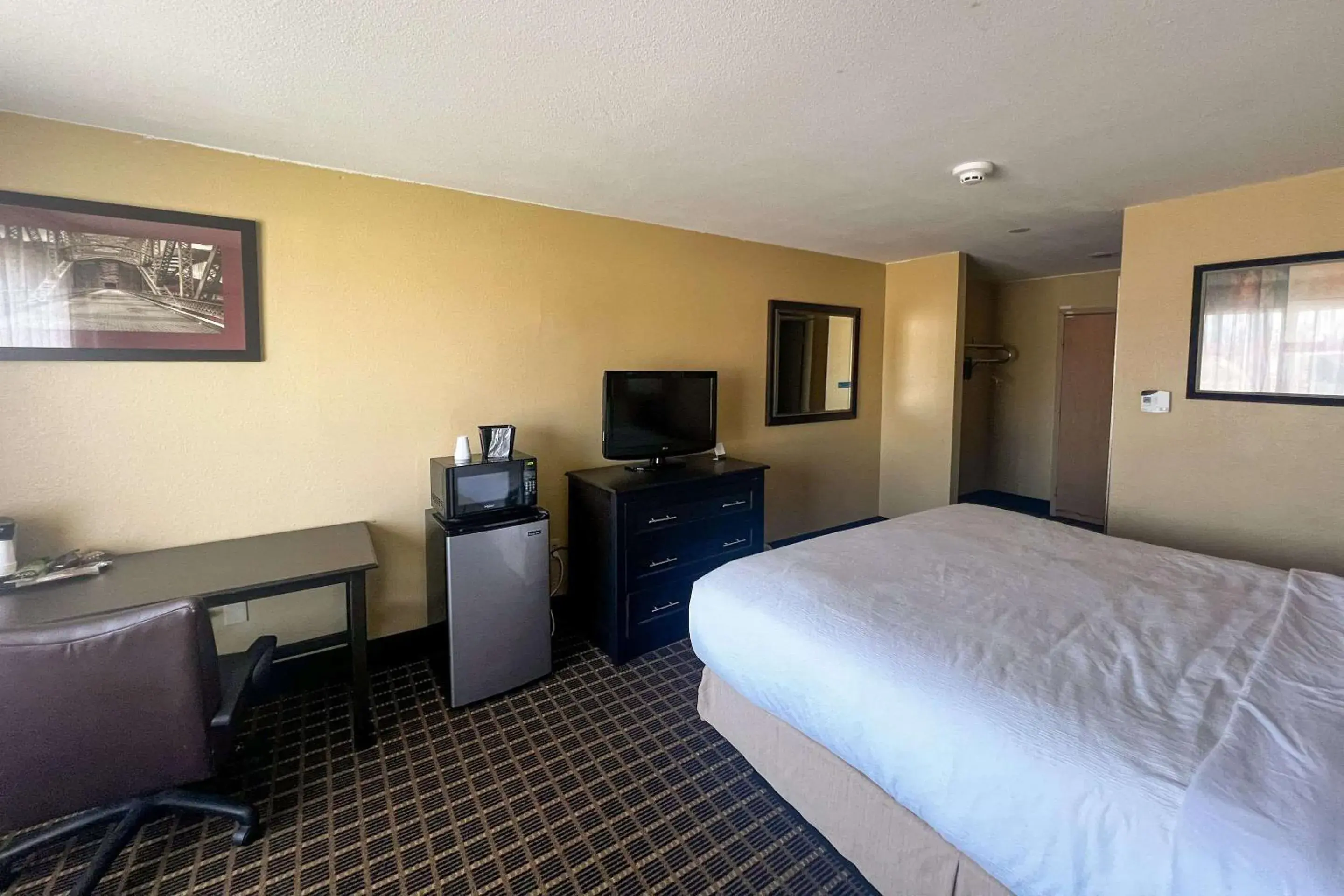 Bedroom, TV/Entertainment Center in Clarion Inn & Suites