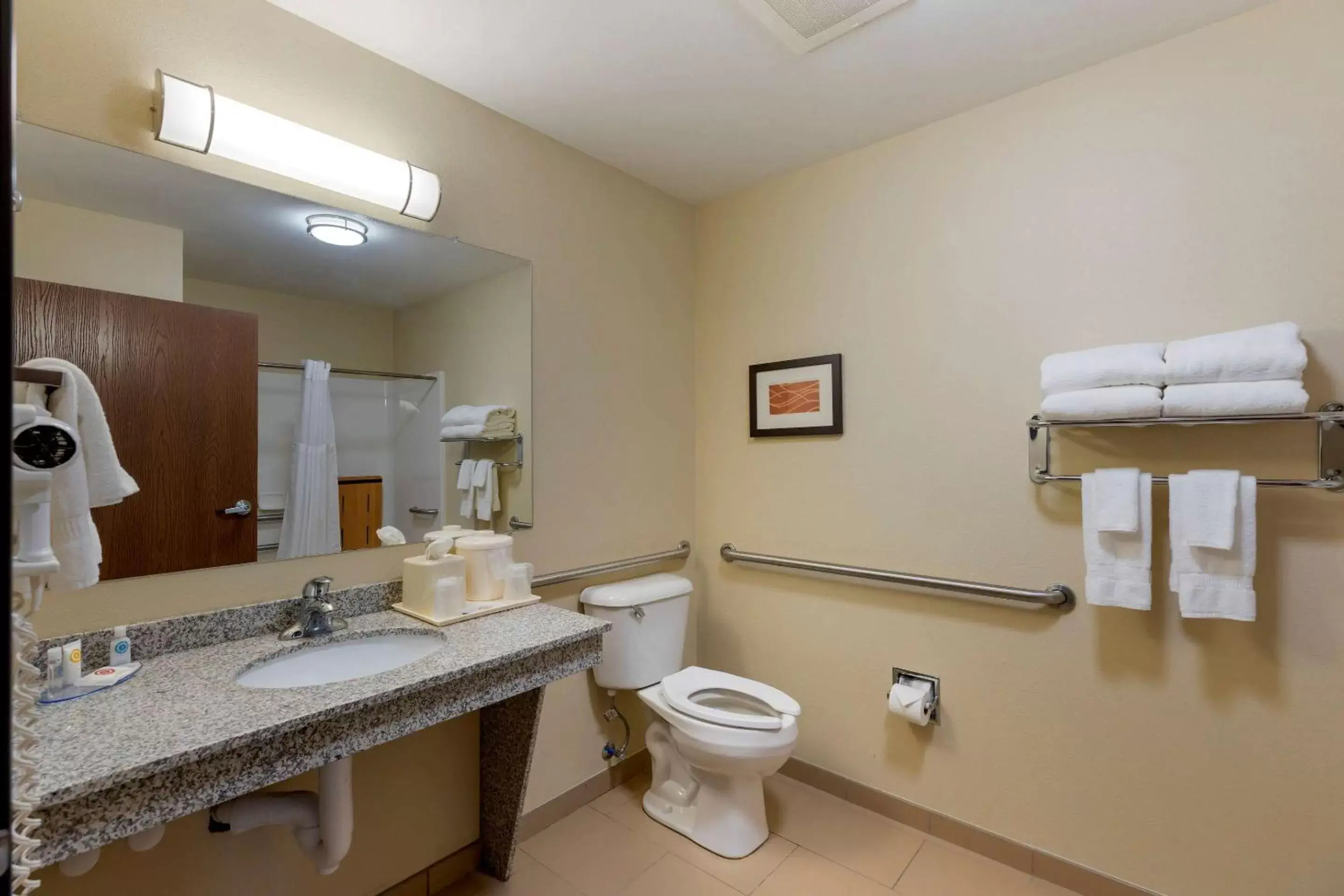 Photo of the whole room, Bathroom in Comfort Inn & Suites Marion I-57