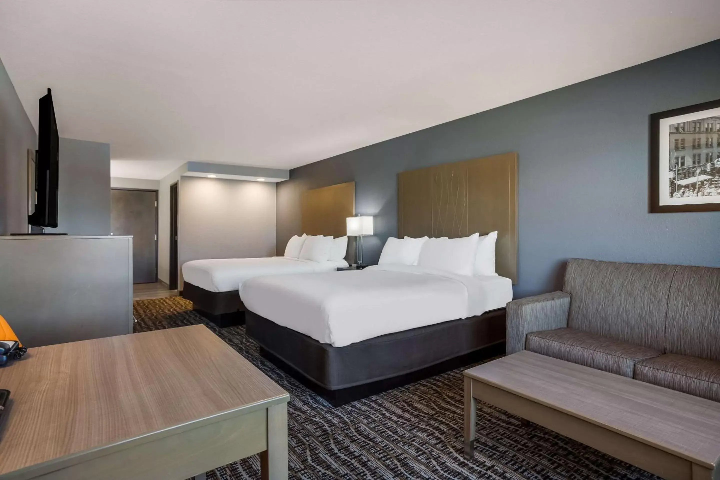 Seating area, Bed in Hotel 28 Boise Airport, Ascend Hotel Collection