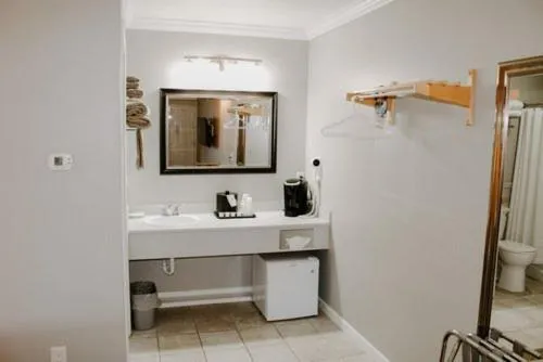 Bathroom in Berlin Village Inn