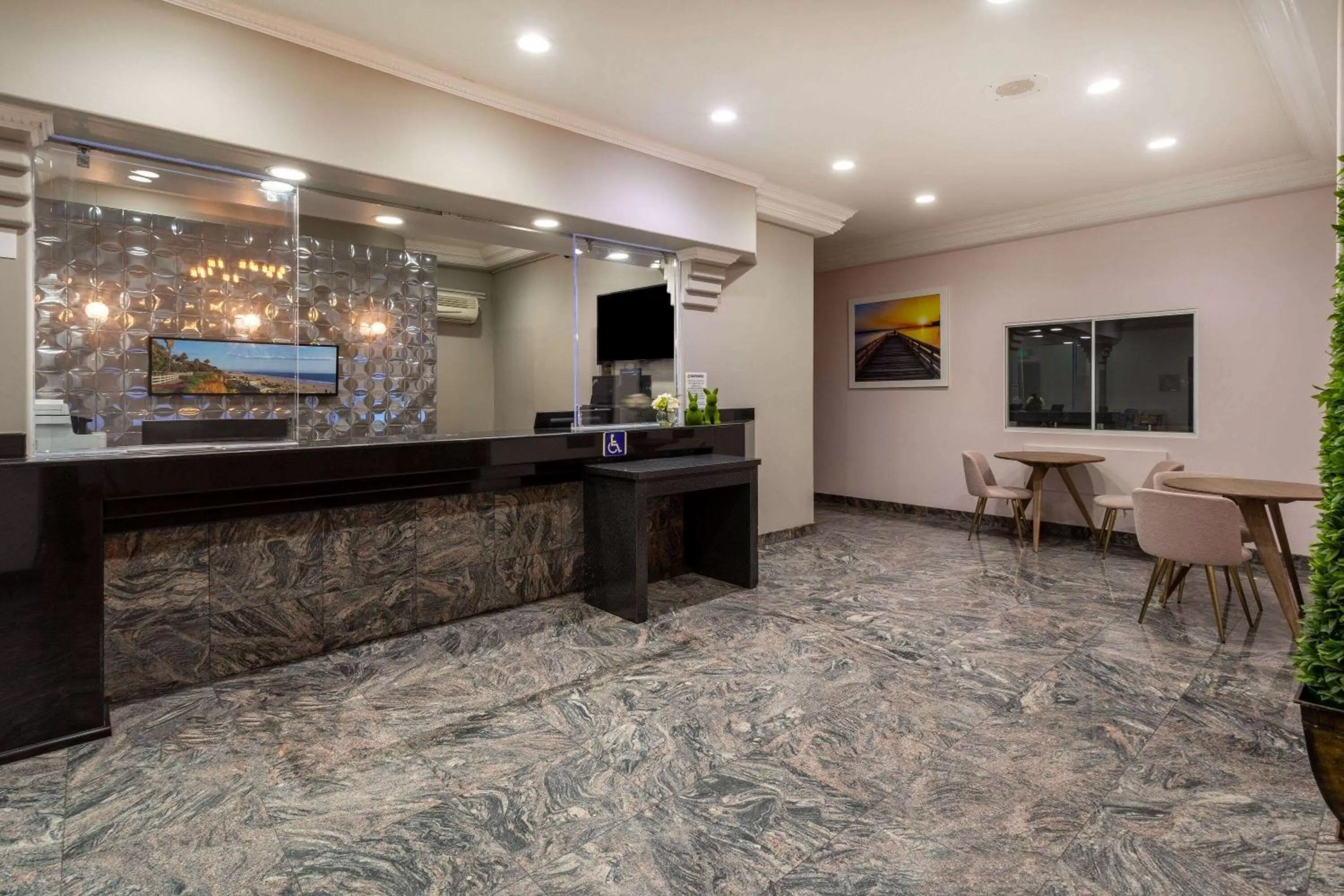 Lobby or reception in Days Inn by Wyndham Santa Monica