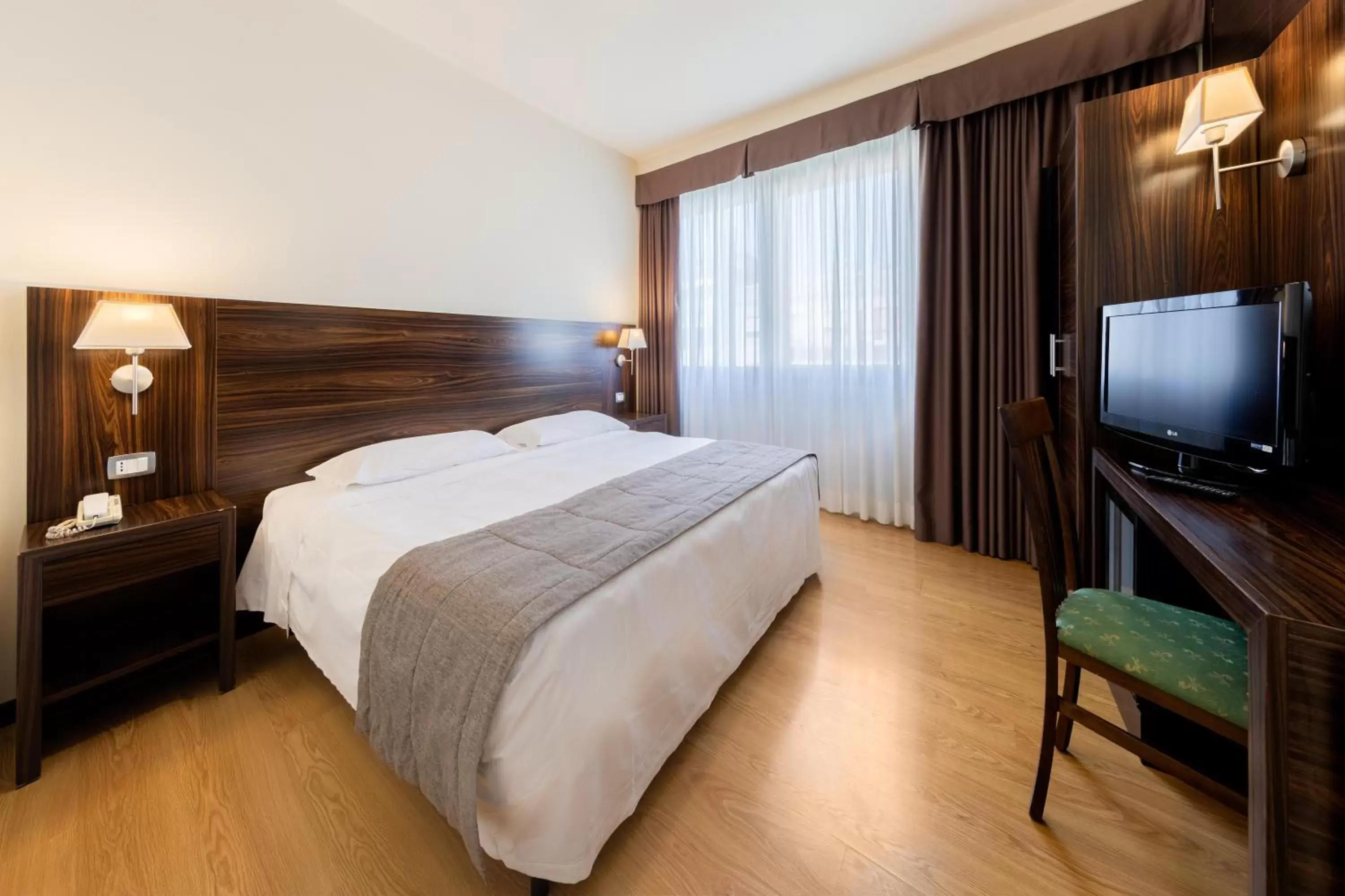 Photo of the whole room, Bed in Hotel Delfino Venezia Mestre