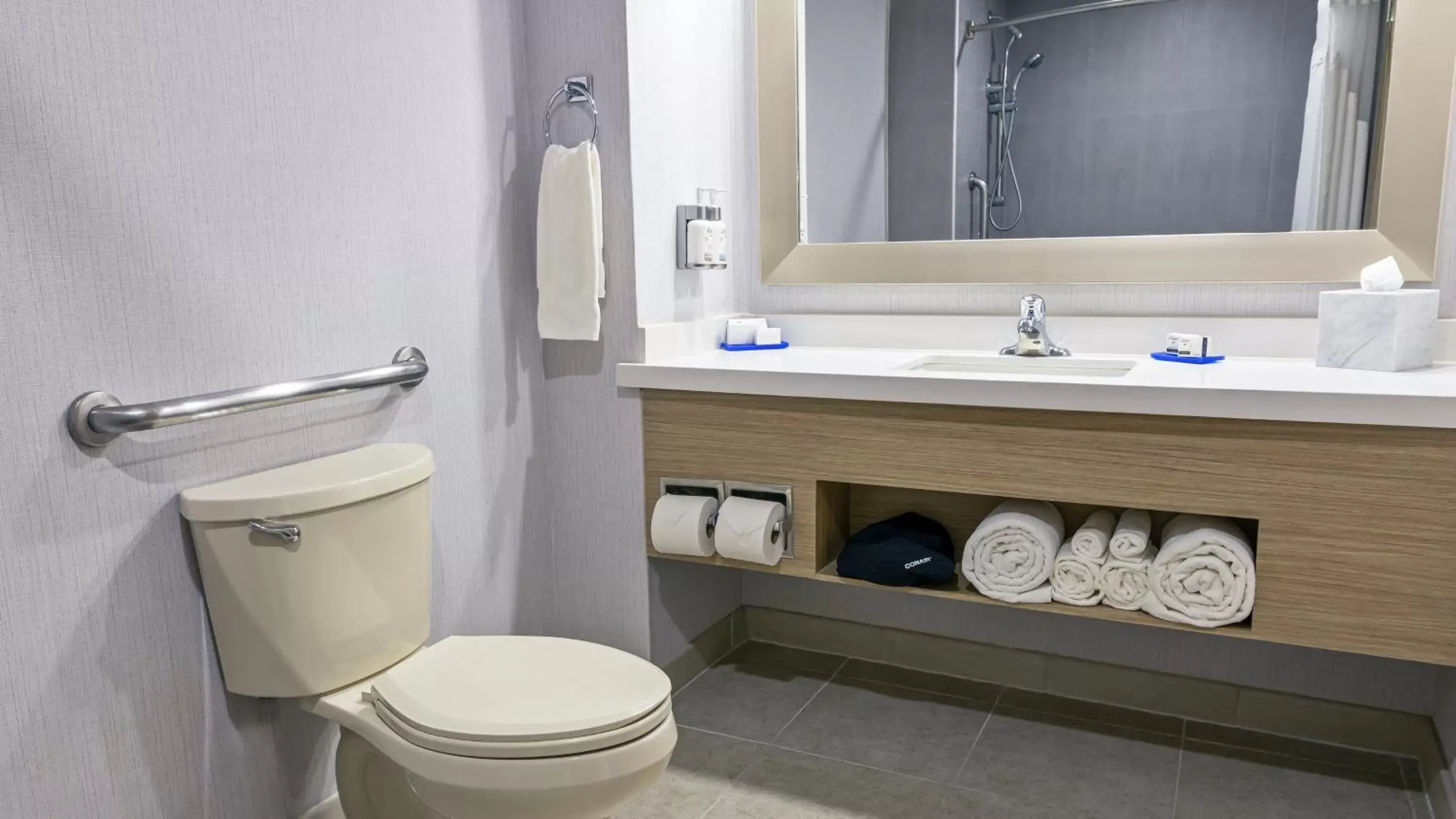 Photo of the whole room, Bathroom in Holiday Inn Express Chihuahua, an IHG Hotel