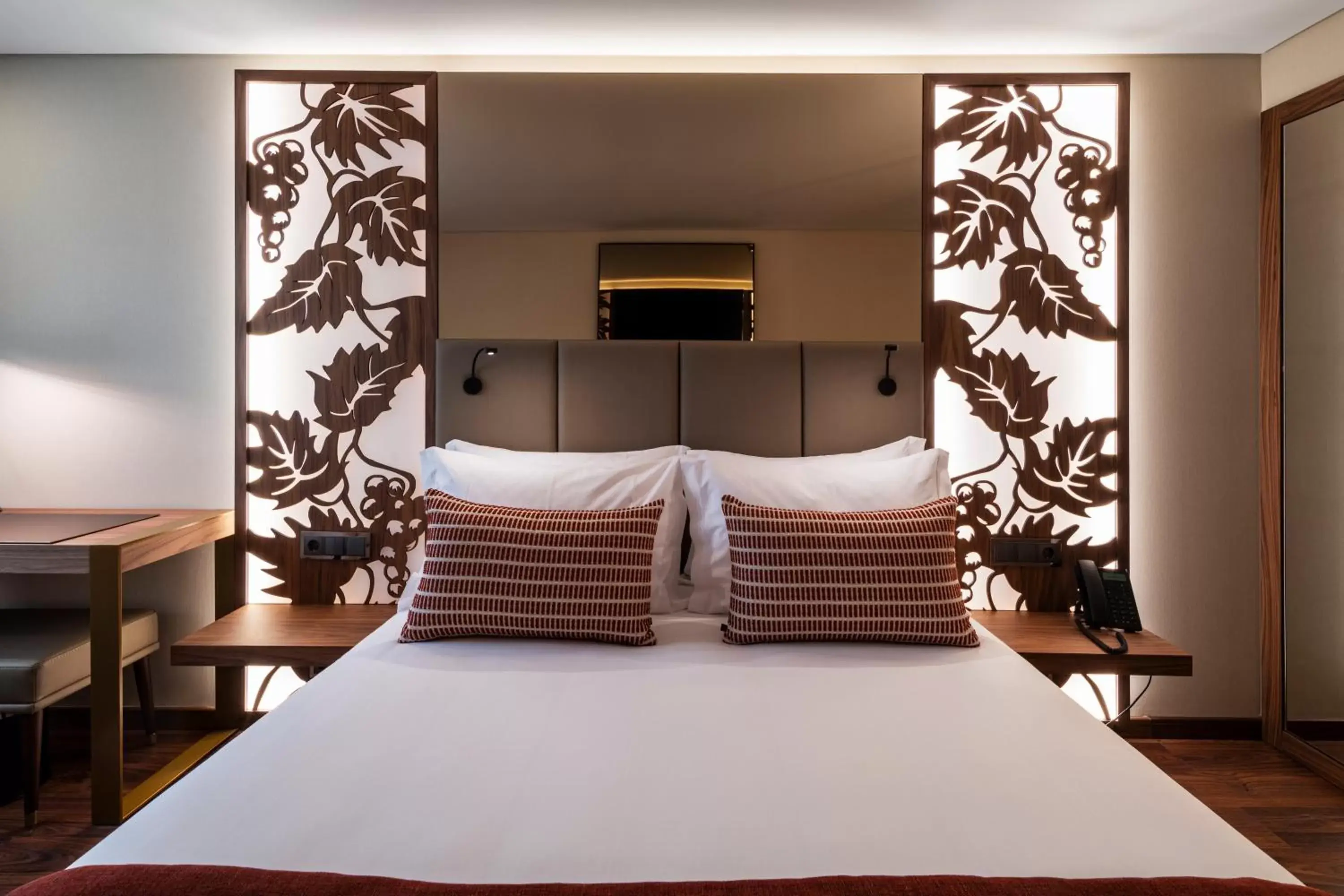 Bedroom, Bed in TURIM Oporto Hotel