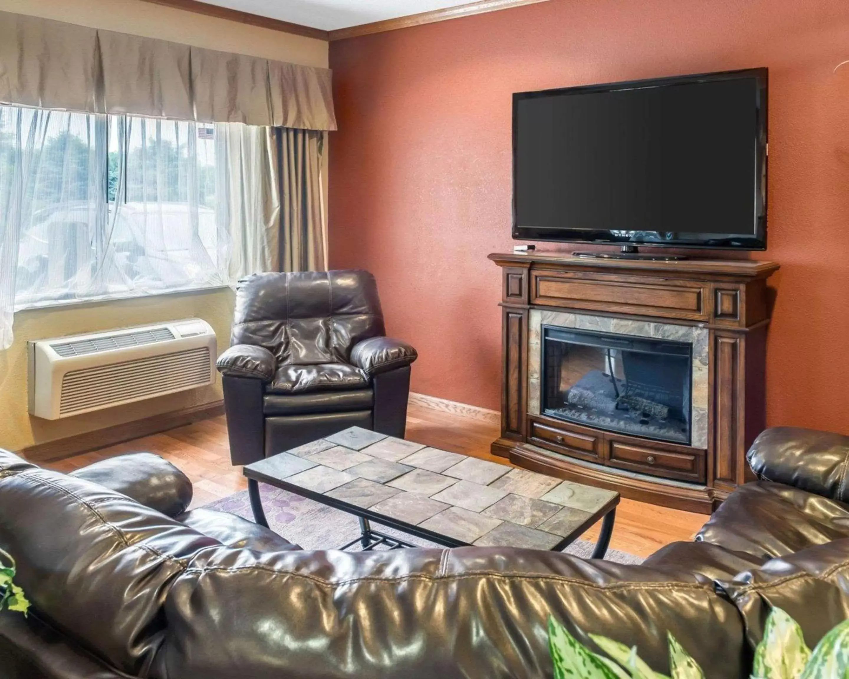 Lobby or reception, TV/Entertainment Center in Quality Inn Lakeville