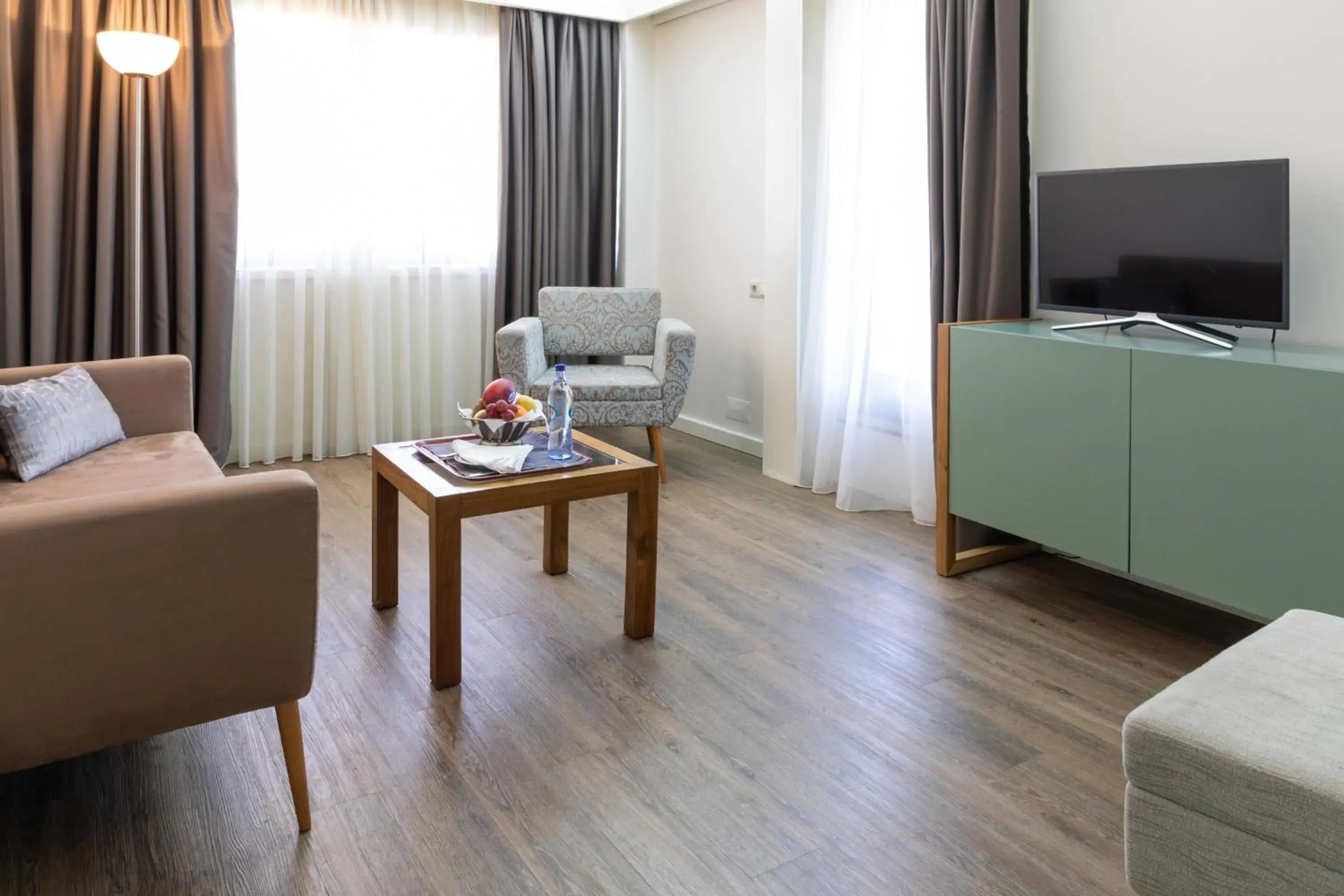 Living room, TV/Entertainment Center in Hotel Black Tulip - Porto Gaia