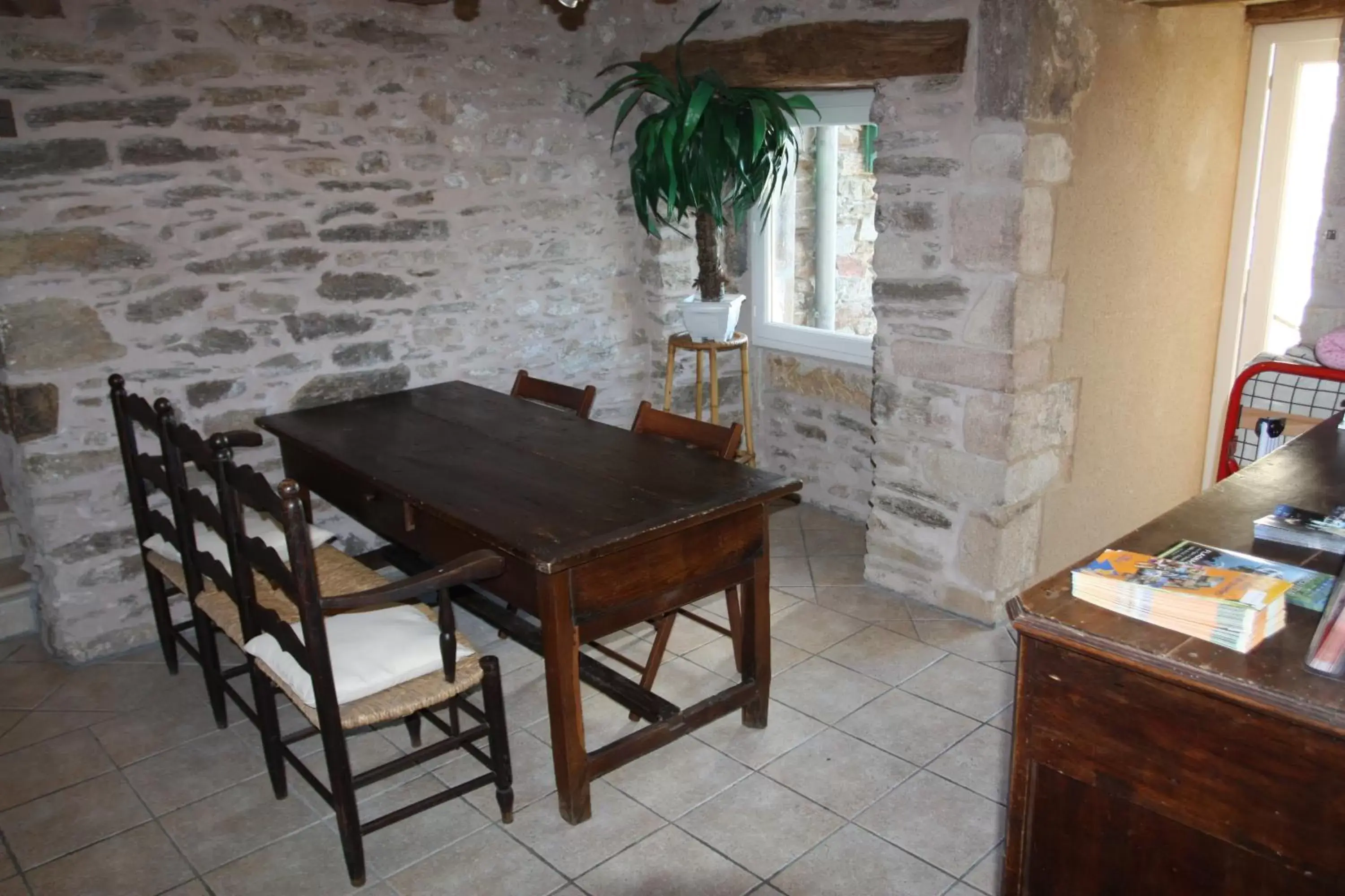 Restaurant/places to eat, Dining Area in Hôtel Les Tilleuls de Pareloup à Salles-Curan