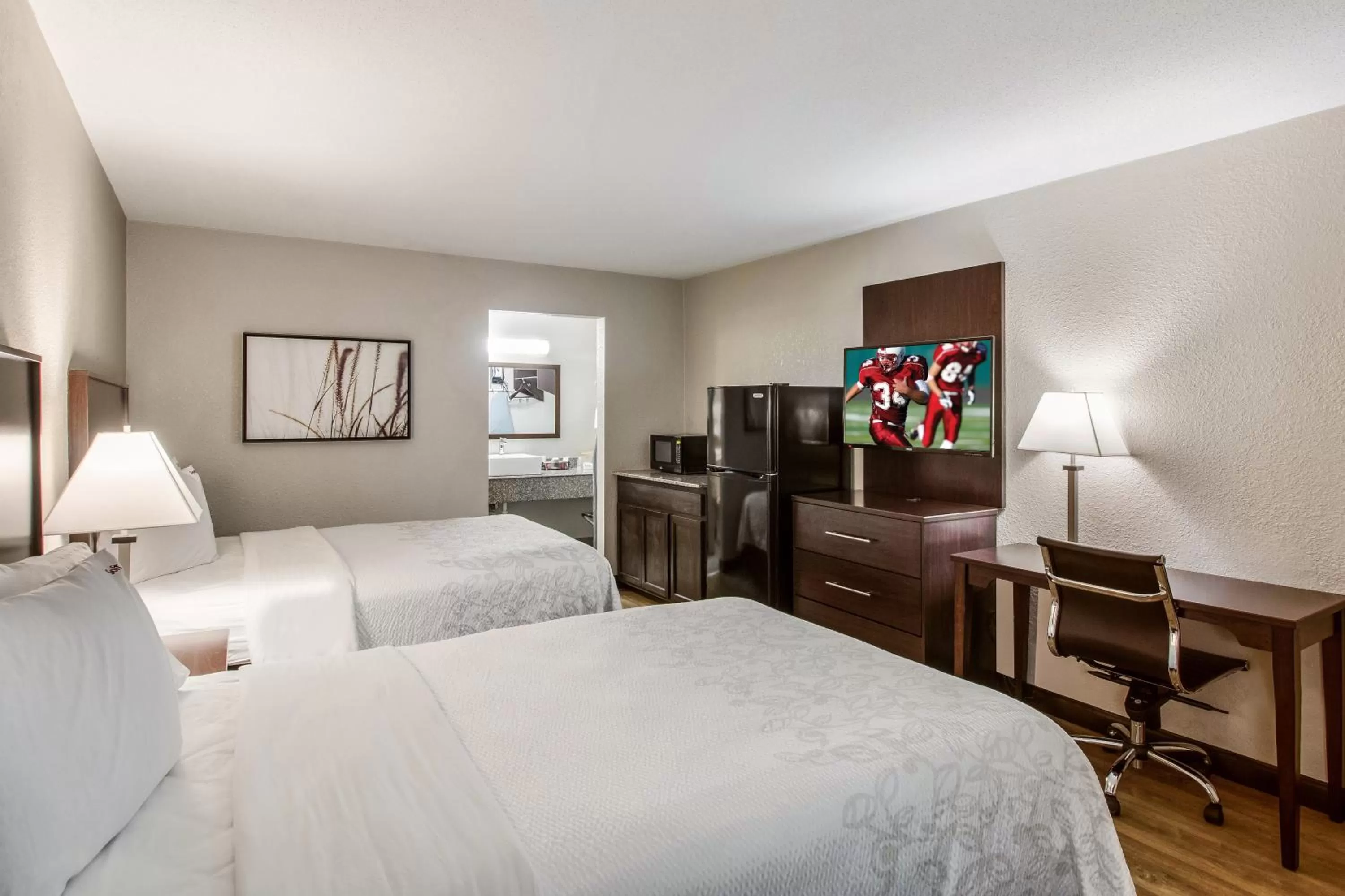 Photo of the whole room, Bed in Red Roof Inn PLUS+ Dallas - Addison