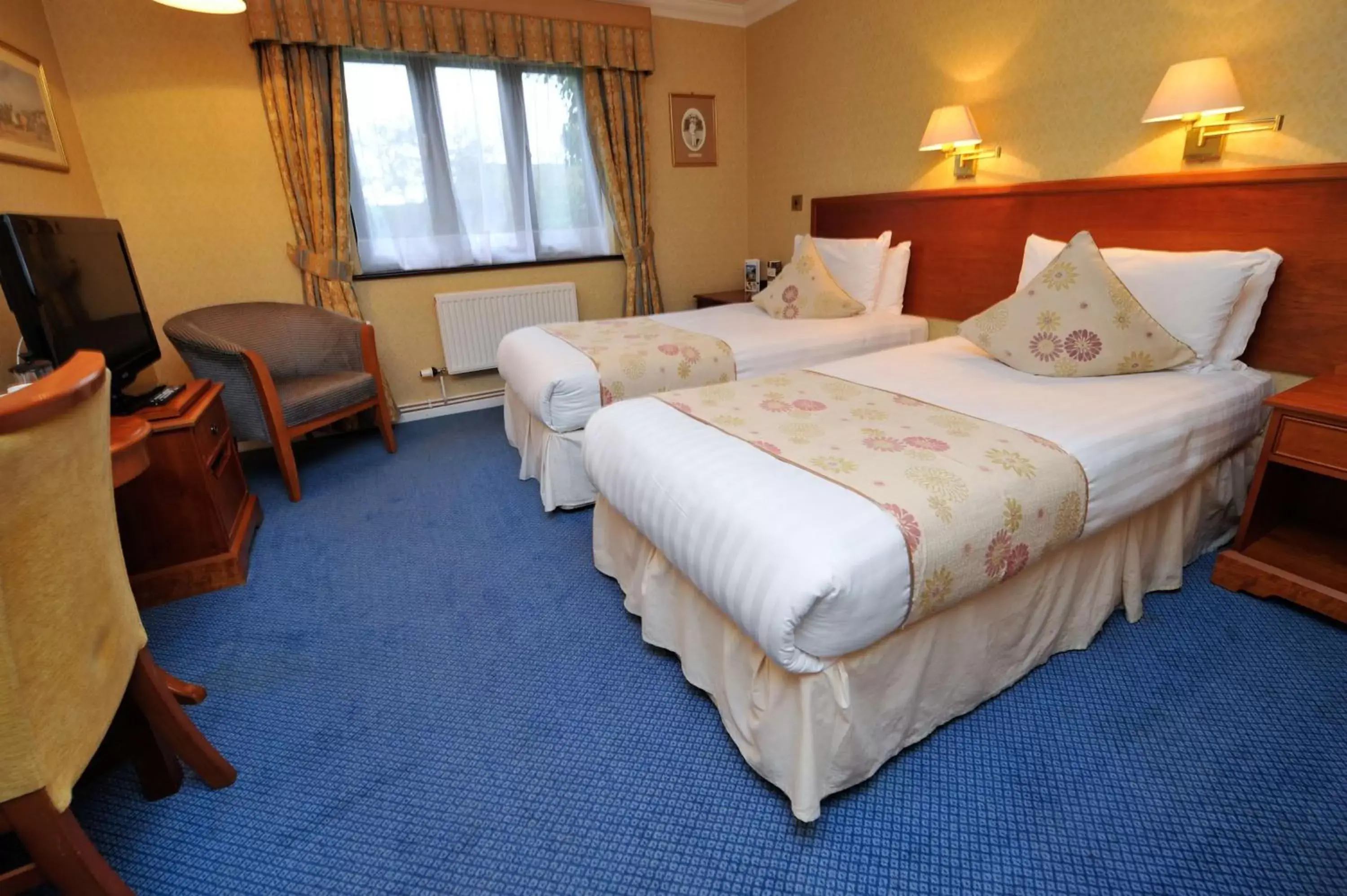 Photo of the whole room, Bed in Best Western PLUS Grim's Dyke Hotel