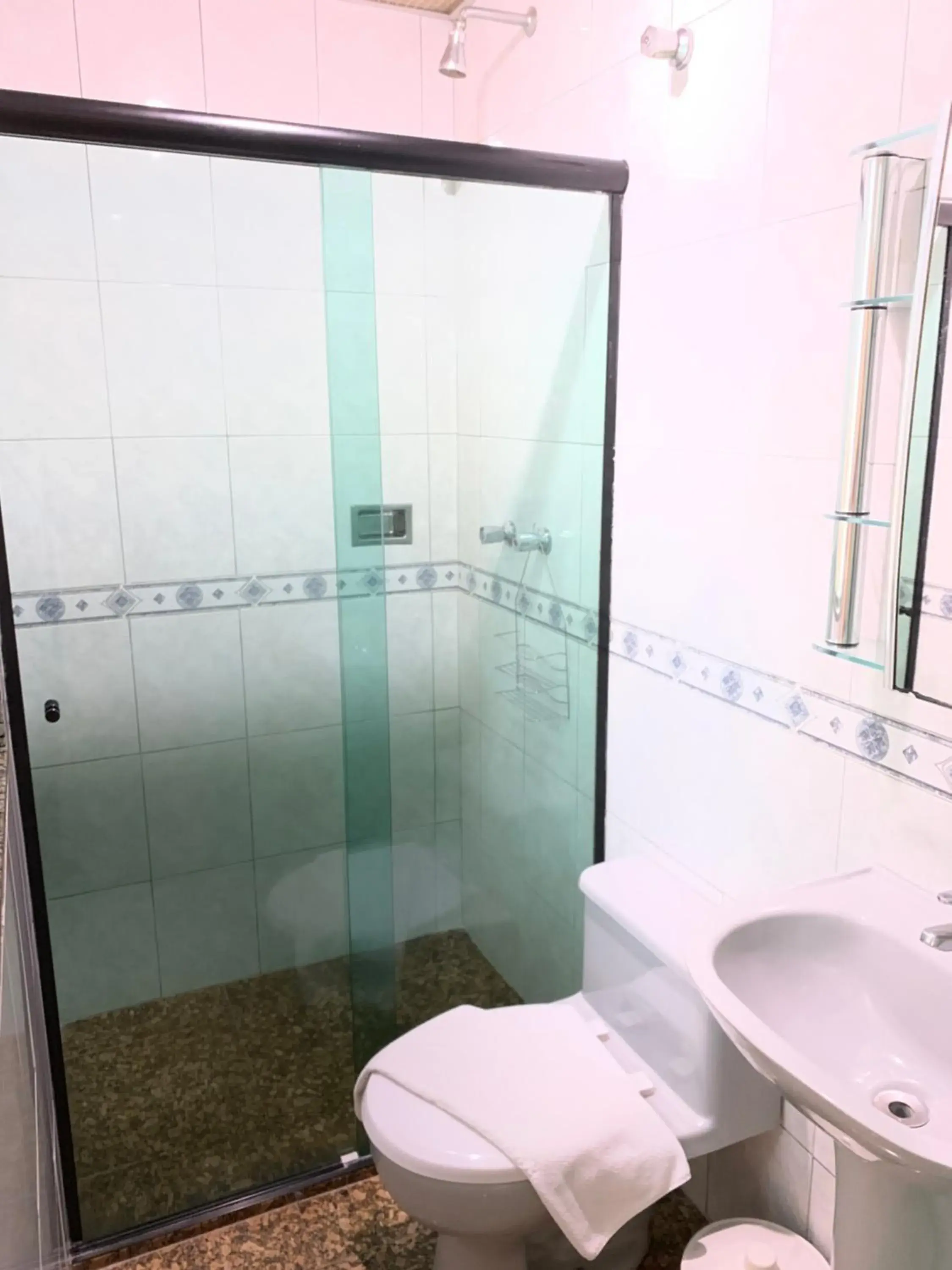 Shower, Bathroom in Residencial Pantanal Chácara Klabin