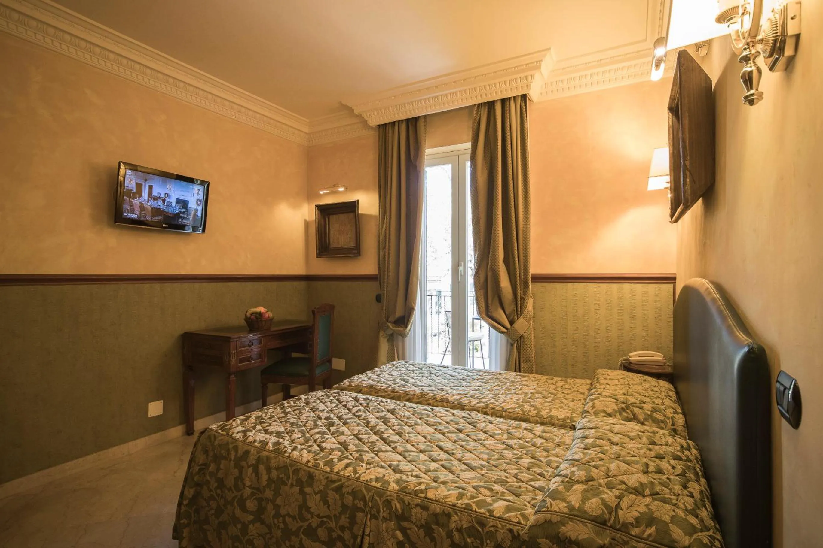 Photo of the whole room, Bed in Hotel Donatello