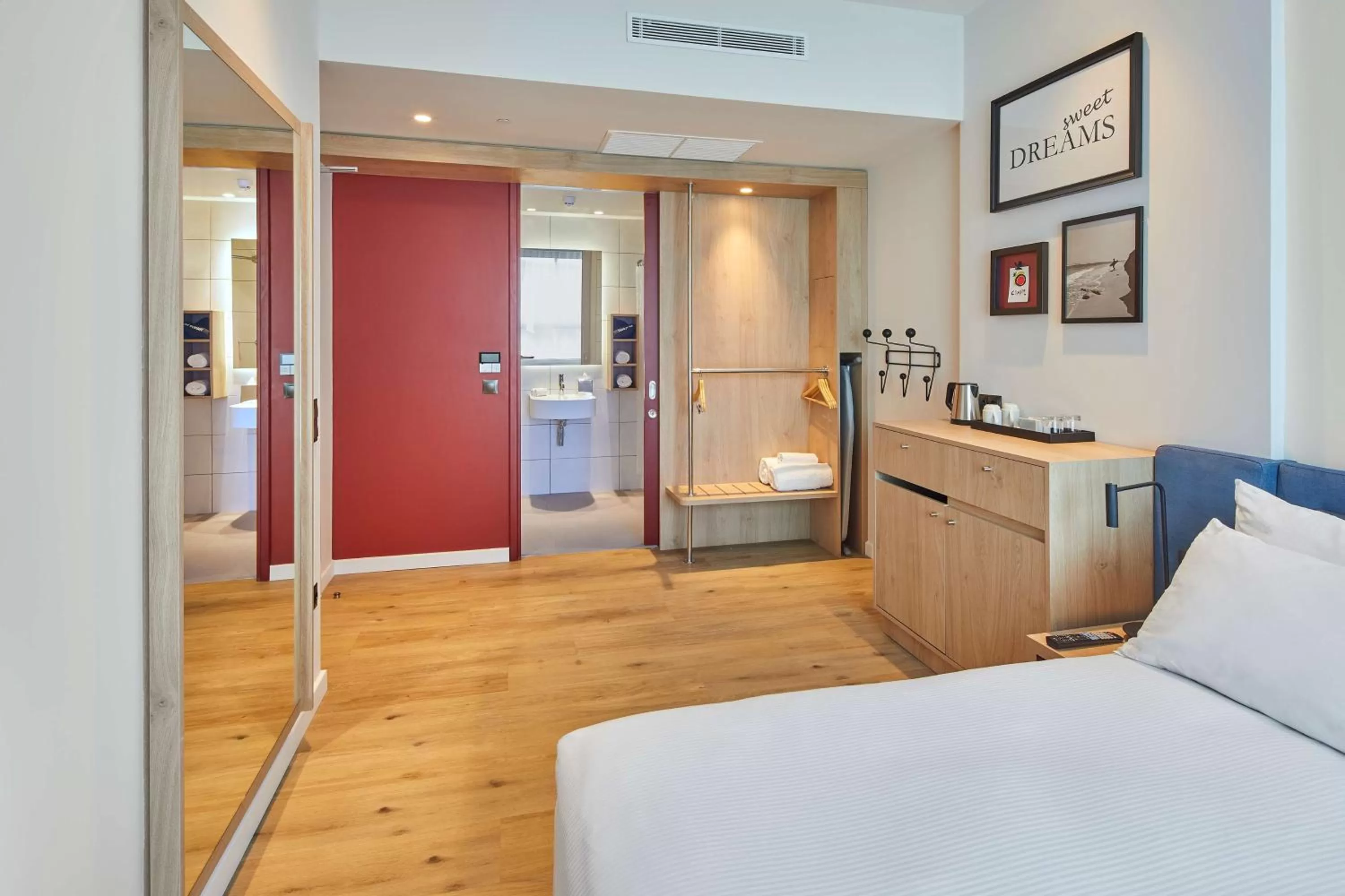 Photo of the whole room, Bed in Hampton By Hilton Barcelona Fira Gran Via