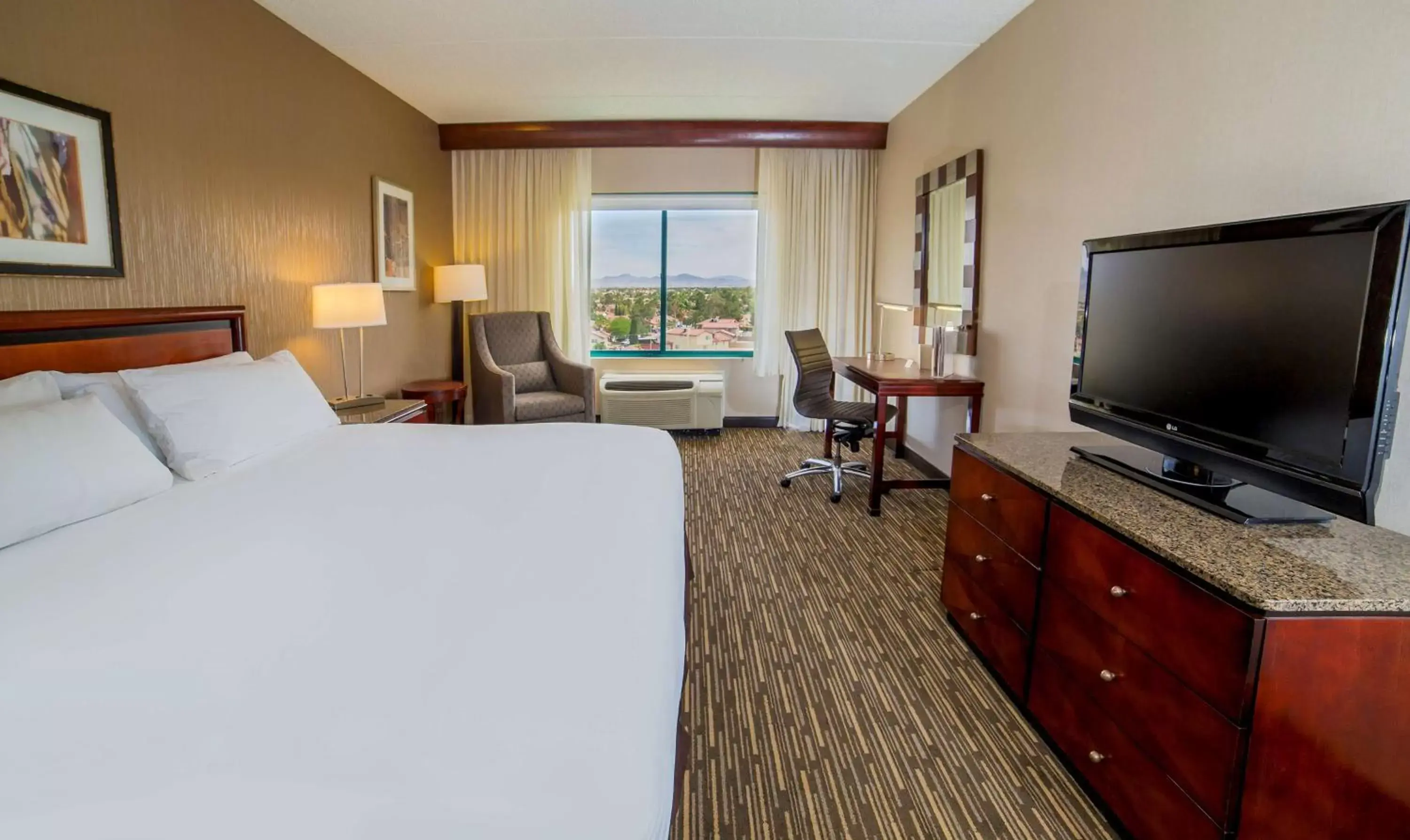 Bedroom, TV/Entertainment Center in DoubleTree by Hilton Las Vegas Airport
