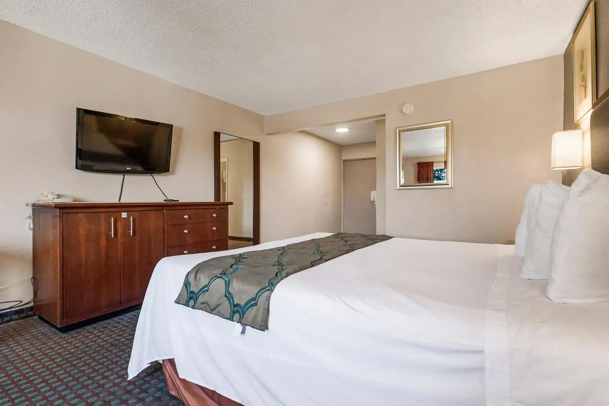 Bedroom, Bed in Heritage Inn Express Hayward Bedroom, Bed in Heritage Inn Express Hayward