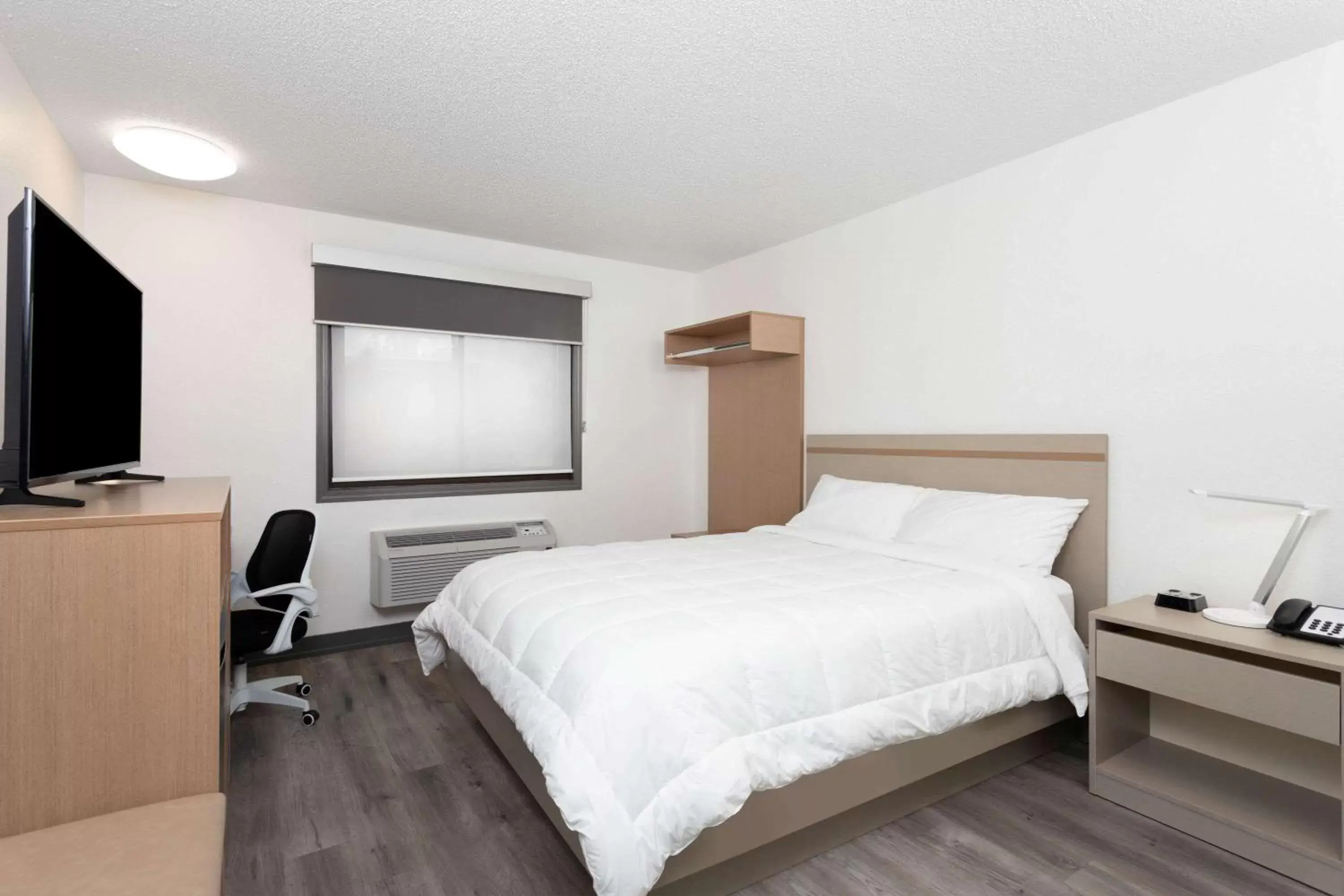 Photo of the whole room, Bed in Travelodge by Wyndham Elkhart