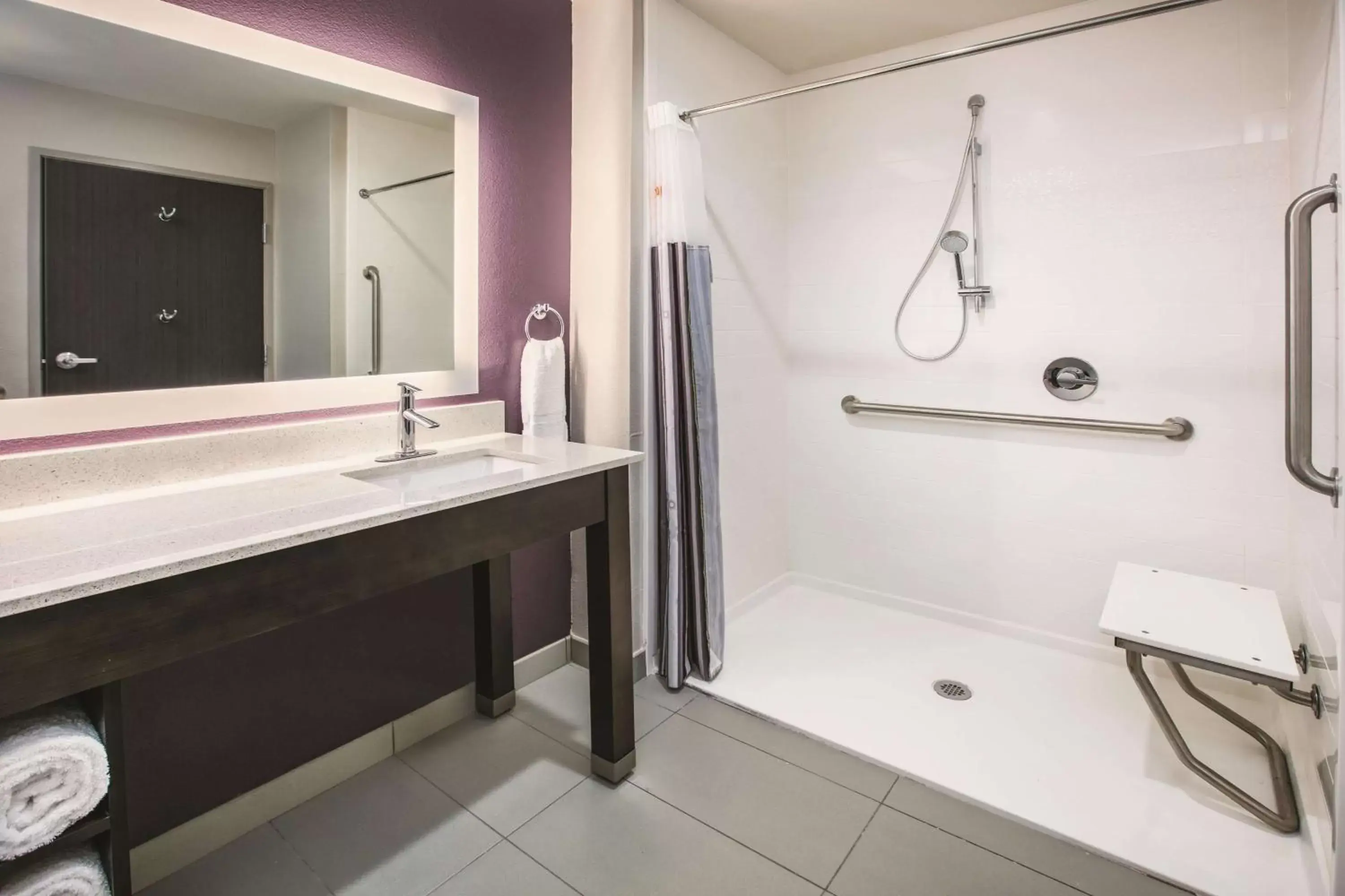 Photo of the whole room in La Quinta by Wyndham Dallas - Richardson Photo of the whole room in La Quinta by Wyndham Dallas - Richardson