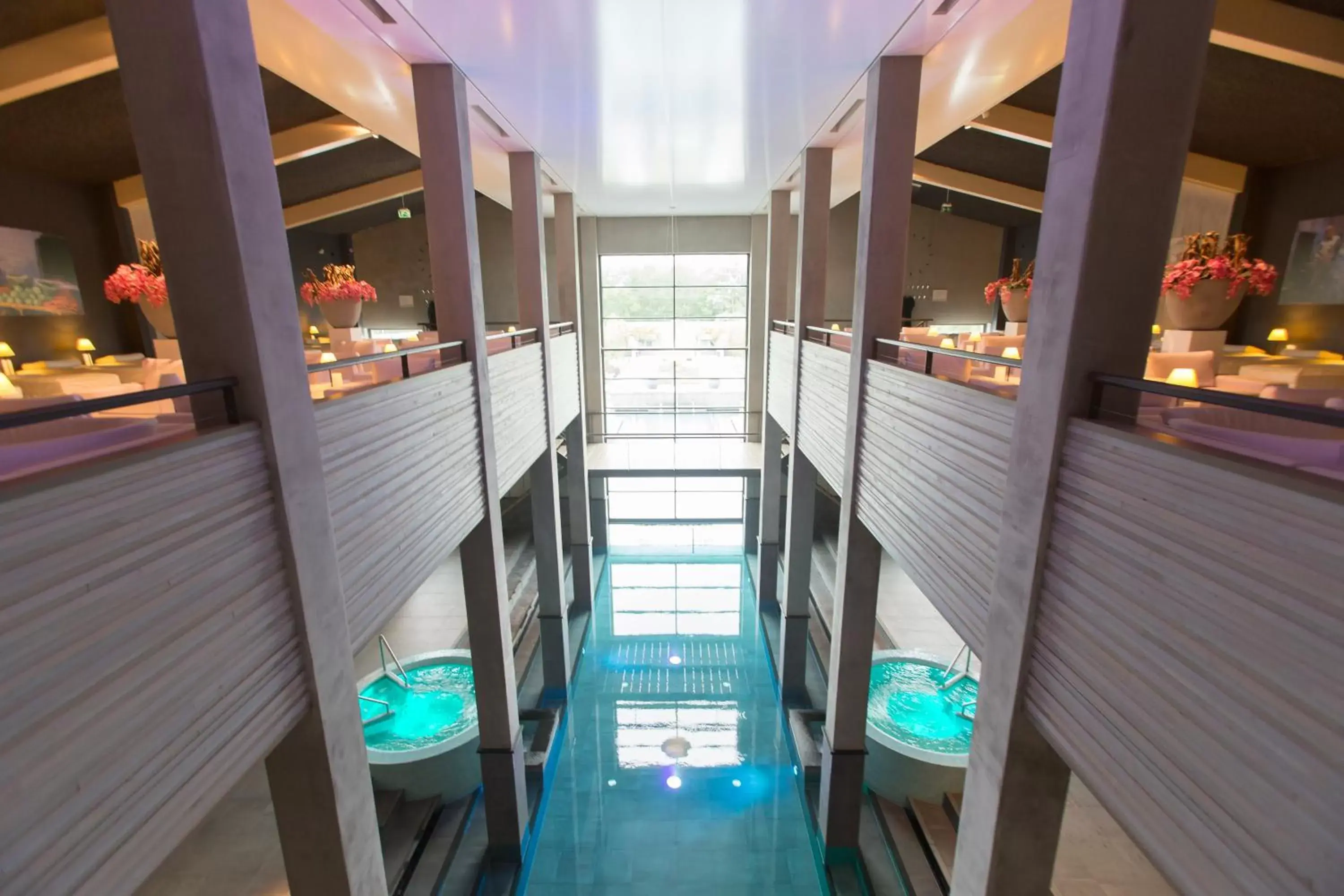 Swimming pool in Hotel & Wellness Zuiver