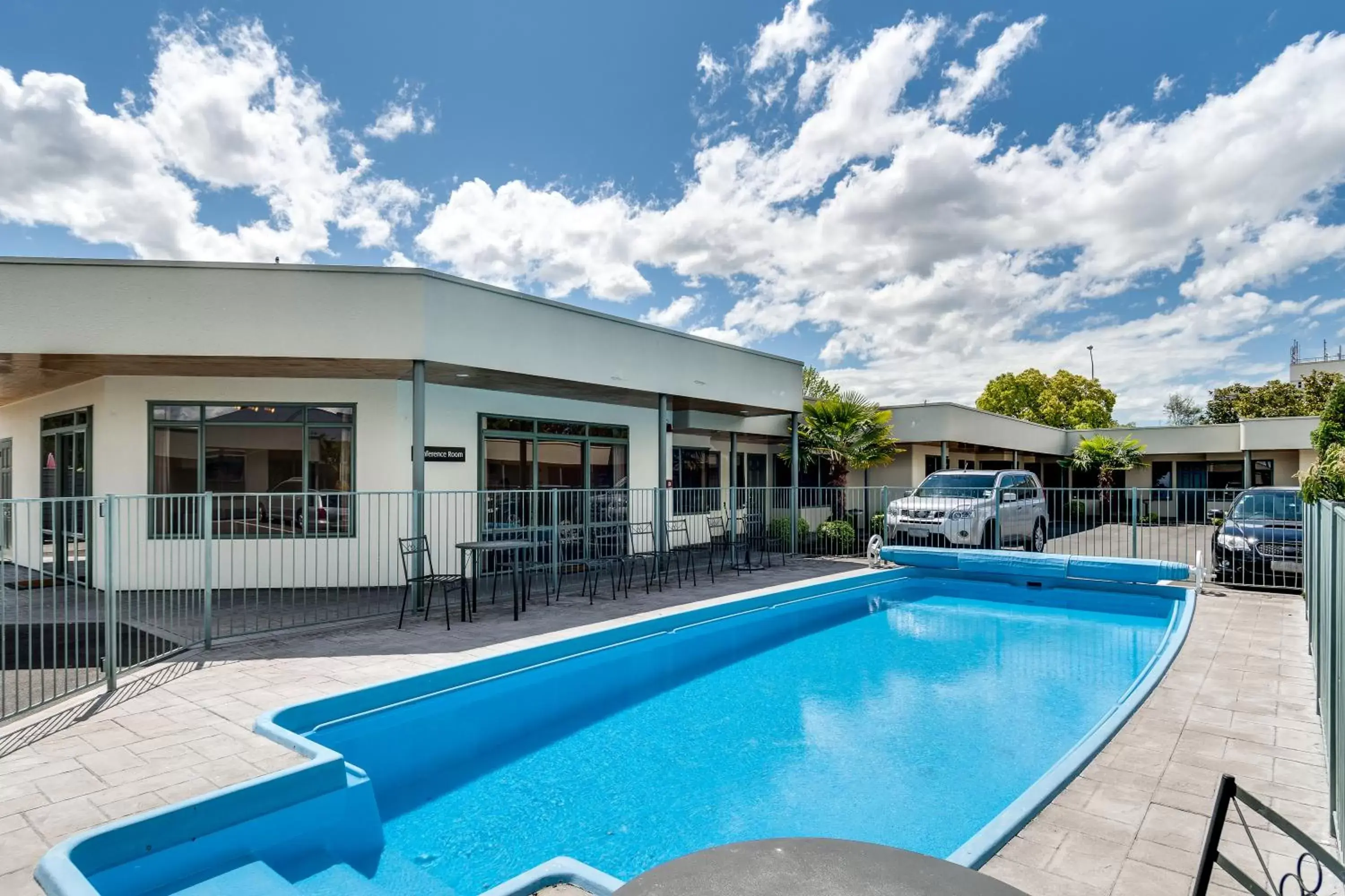 Swimming pool, Property Building in Portmans Motor Lodge
