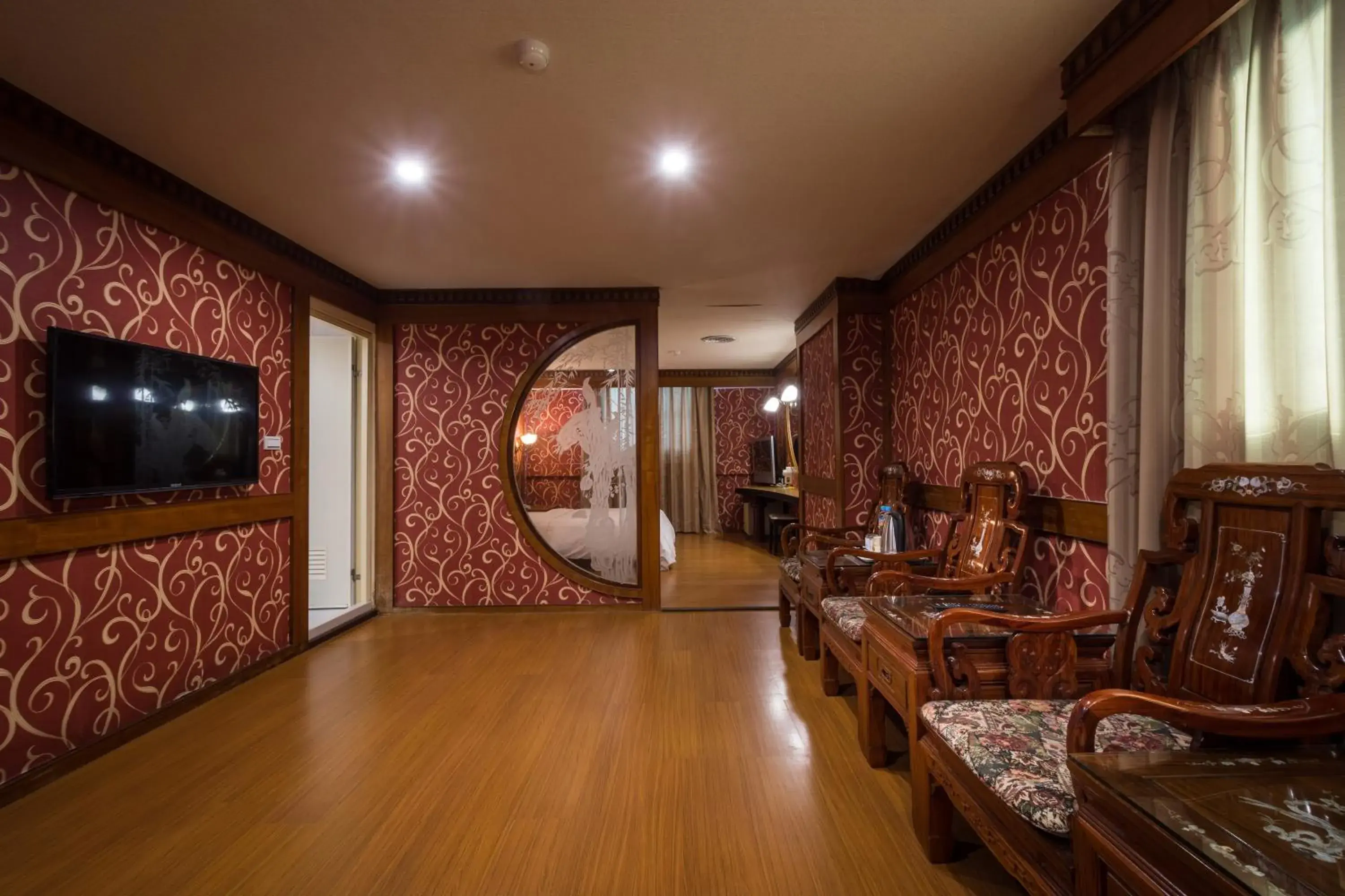 Seating area, TV/Entertainment Center in Golden Phoenix Hotel