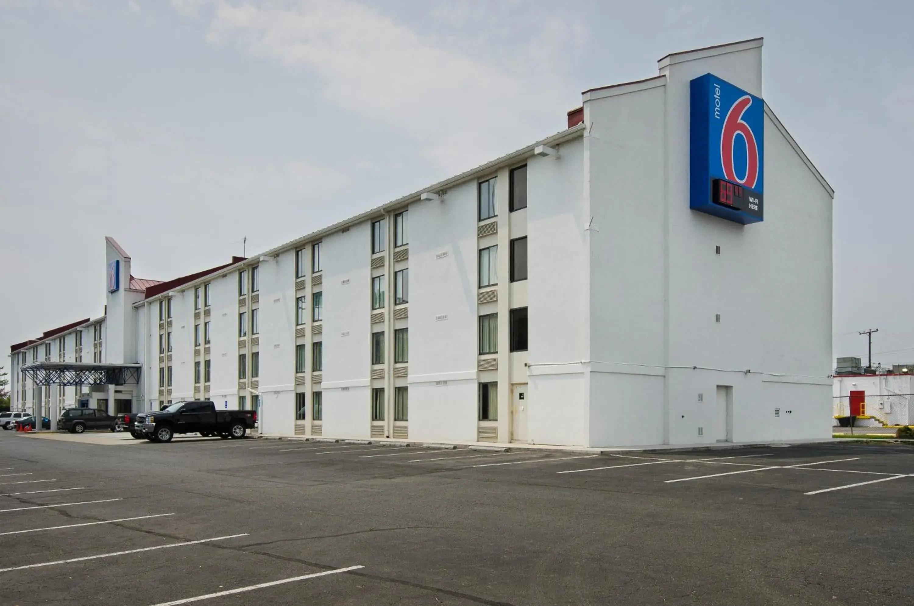 Facade/entrance, Property Building in Motel 6-Springfield, DC - Washington Southwest