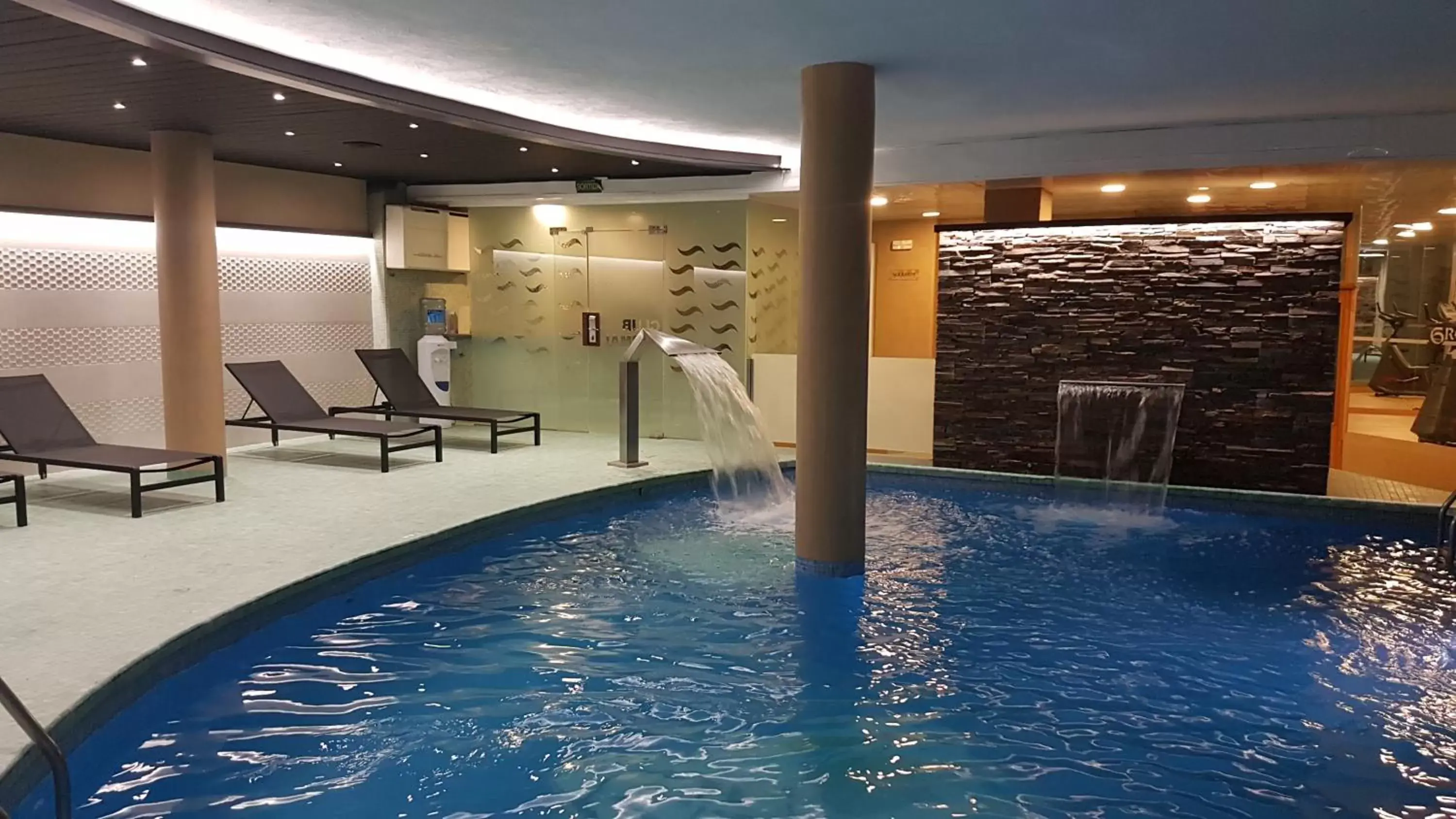 Hot Spring Bath, Swimming Pool in Hotel Grèvol Spa